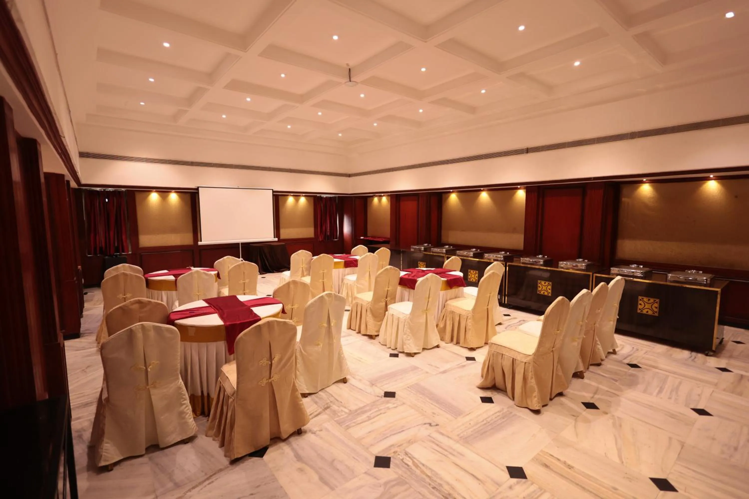 Meeting/conference room in Cenneys Gateway - Pride of Salem