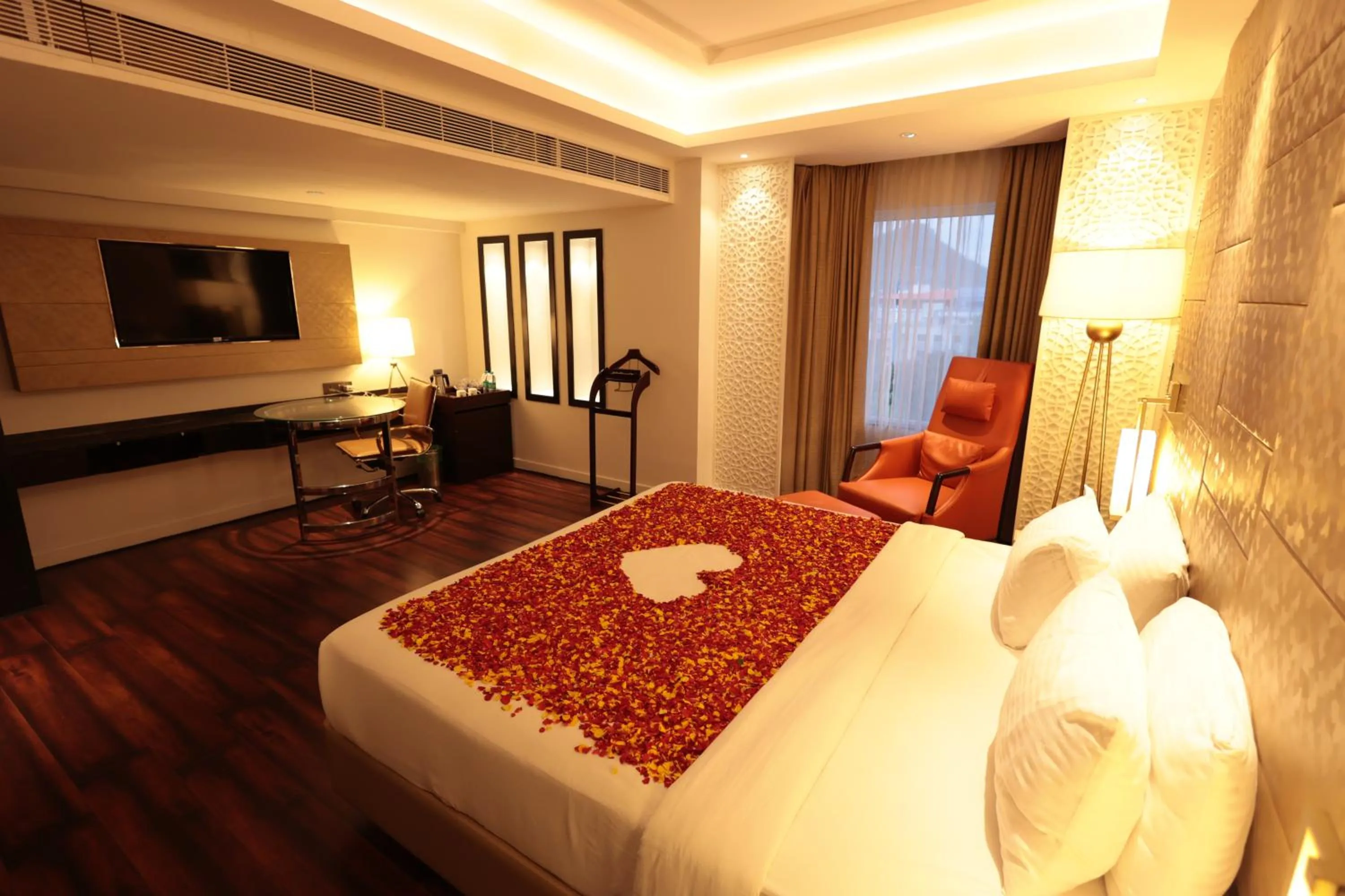 Bedroom, Bed in Cenneys Gateway - Pride of Salem