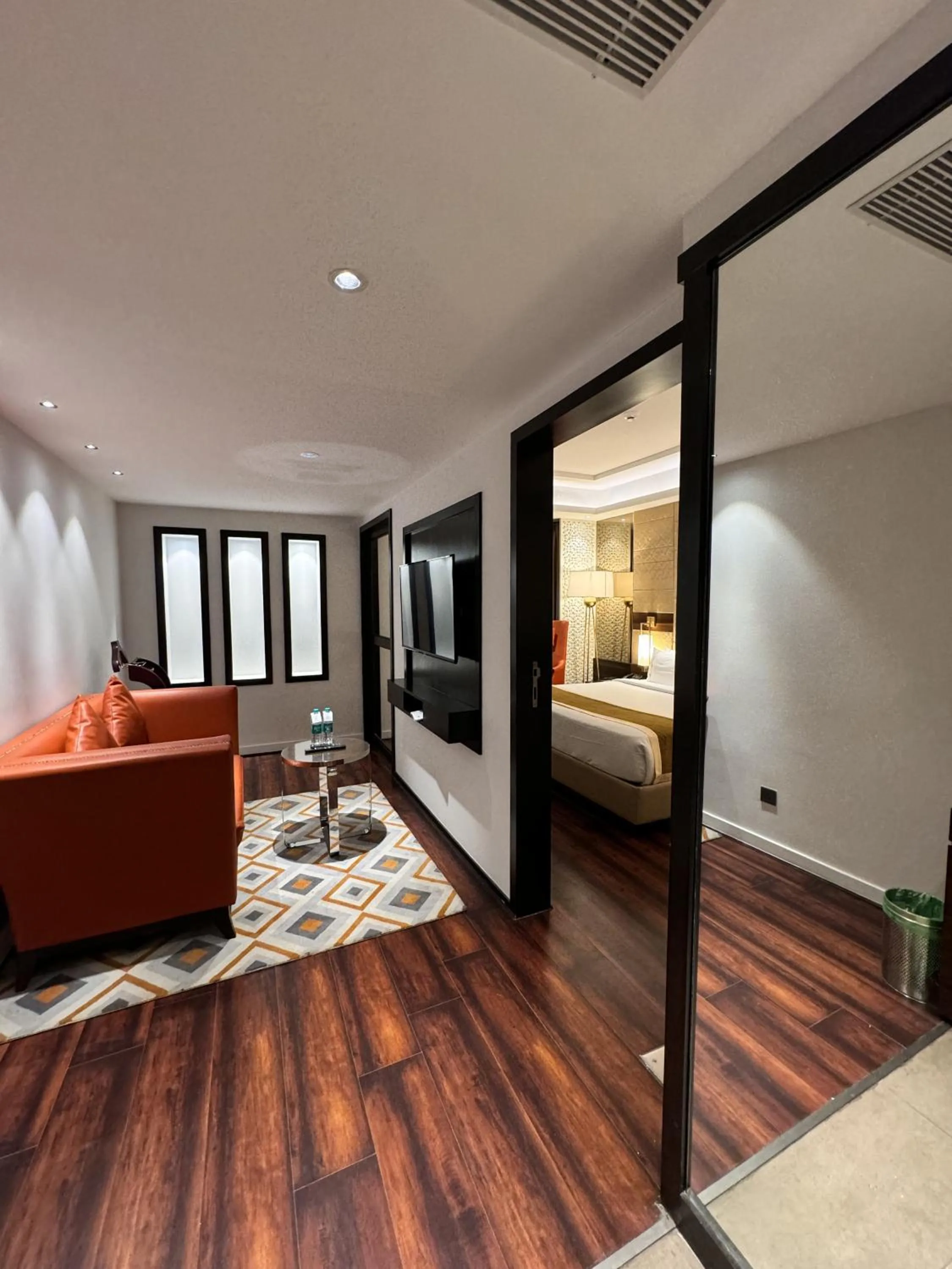 Living room, Bed in Cenneys Gateway - Pride of Salem