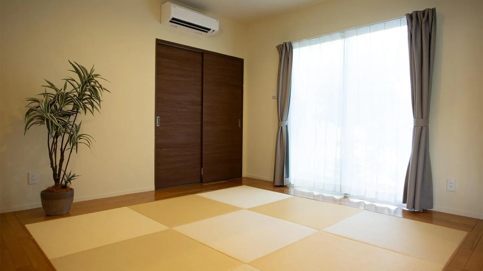 Living room, Bed in Feliz Villa Suite Miyakojima Ueno