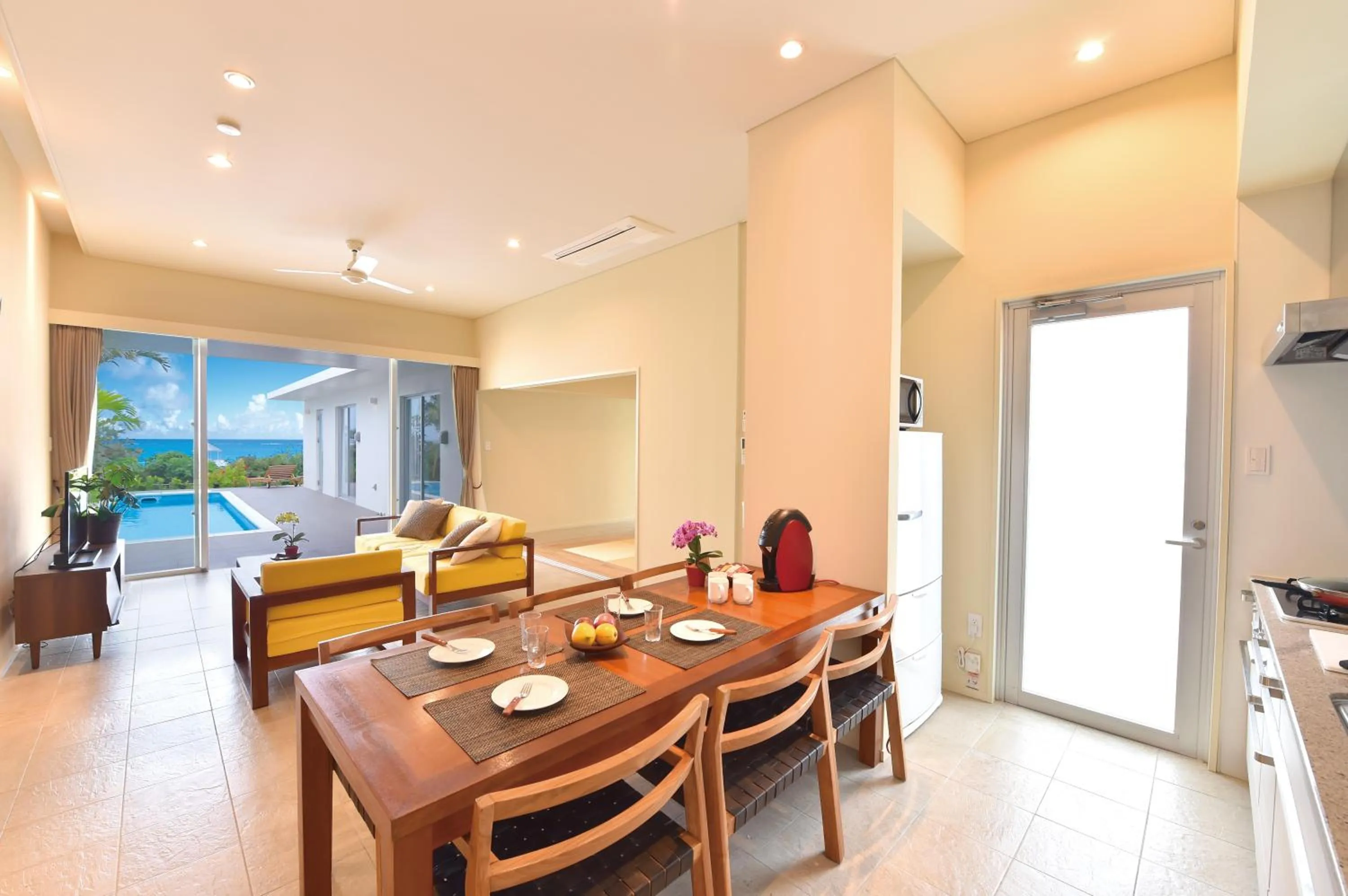 Dining area in Feliz Villa Suite Miyakojima Ueno