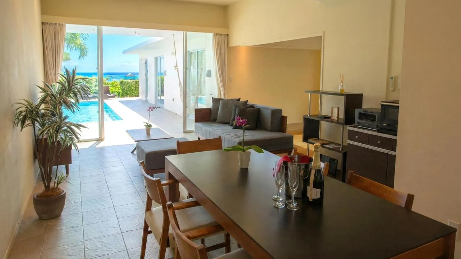 Living room in Feliz Villa Suite Miyakojima Ueno