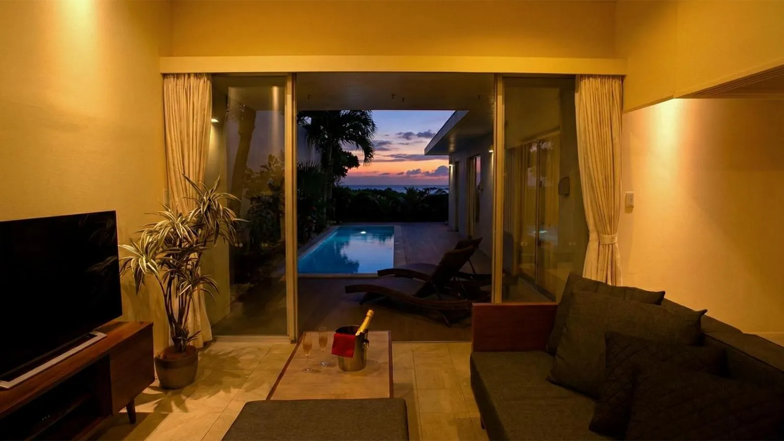 TV and multimedia in Feliz Villa Suite Miyakojima Ueno