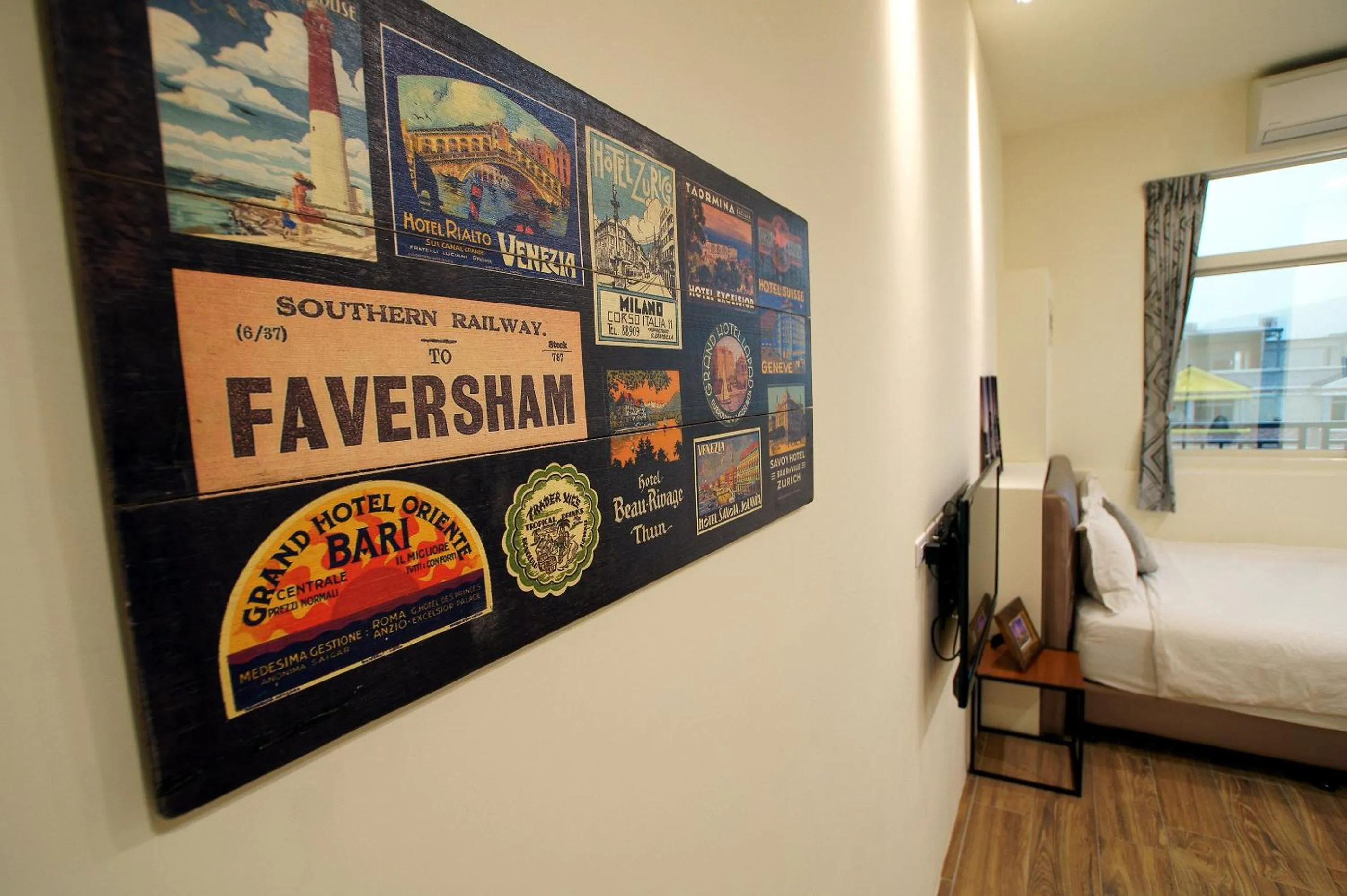 Decorative detail, Bed in Piau Po 21 Inn