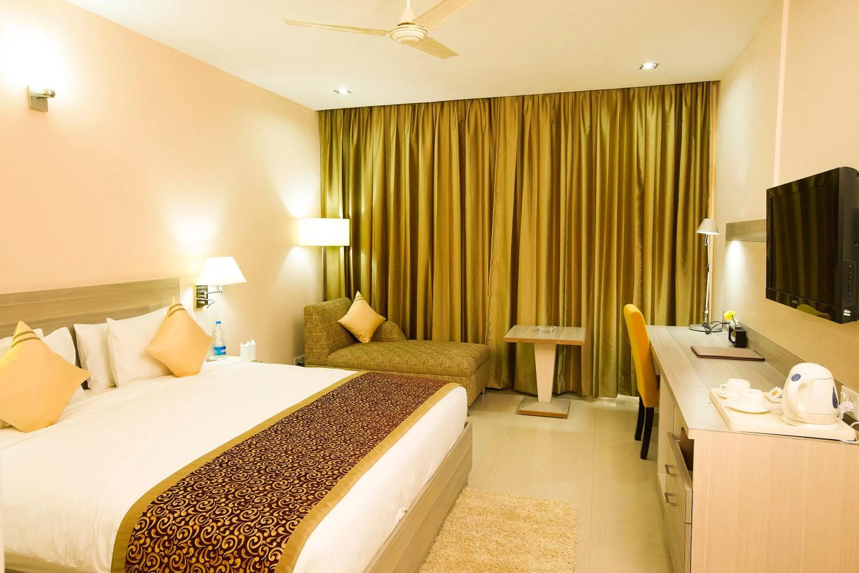 Bedroom, Bed in Days Hotel By Wyndham Neemrana