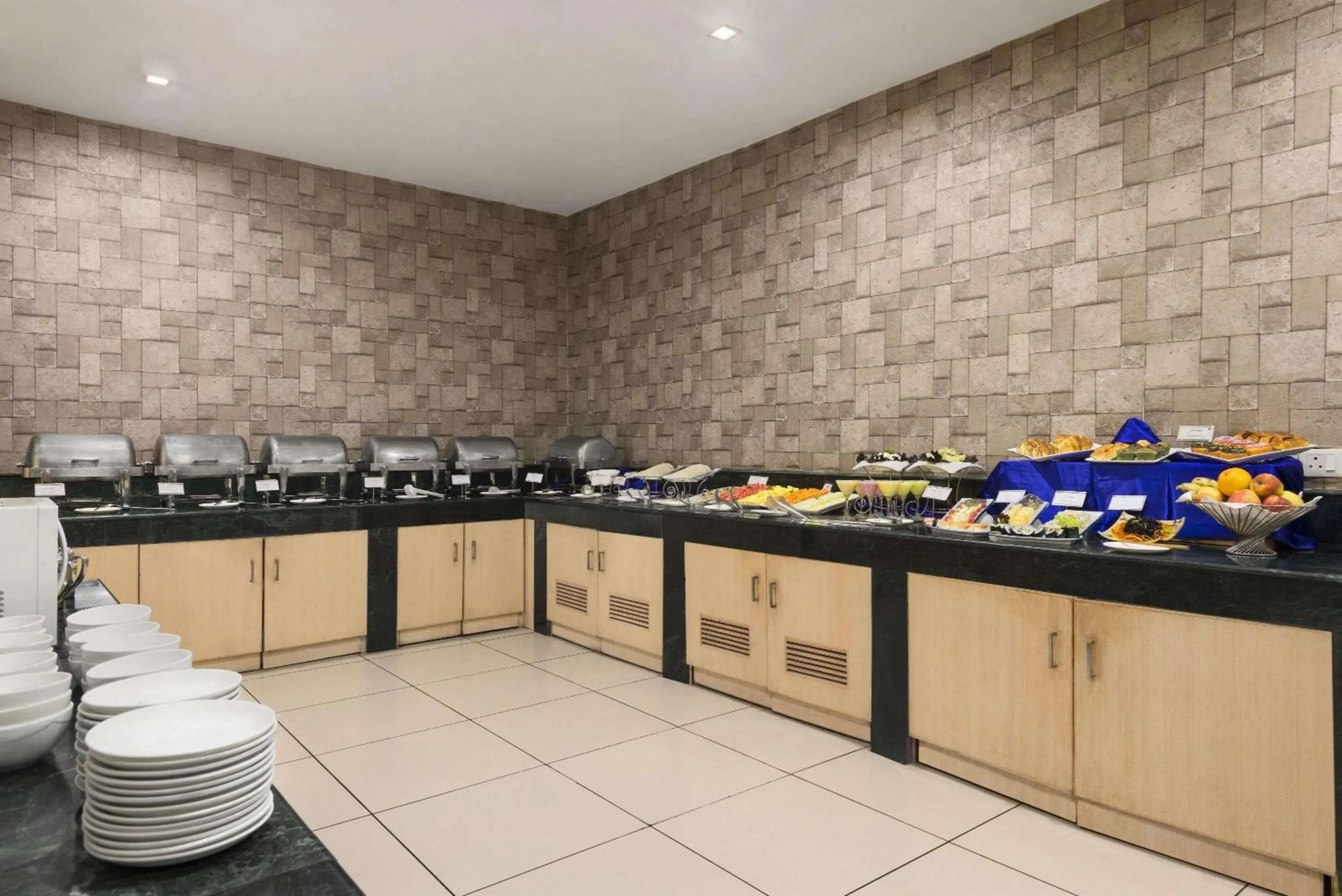 Restaurant/places to eat in Days Hotel By Wyndham Neemrana