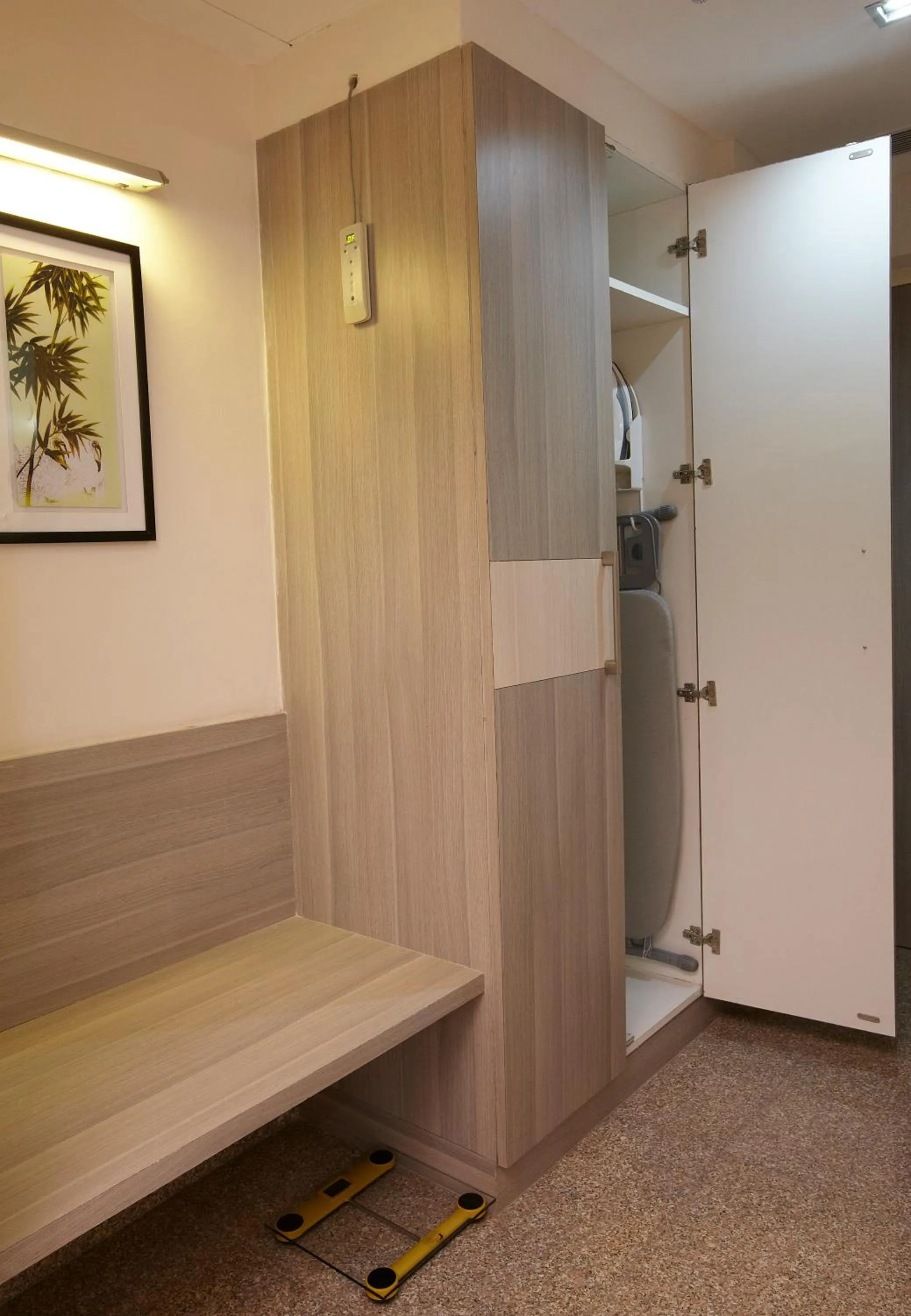 Communal lounge/ TV room in Days Hotel By Wyndham Neemrana