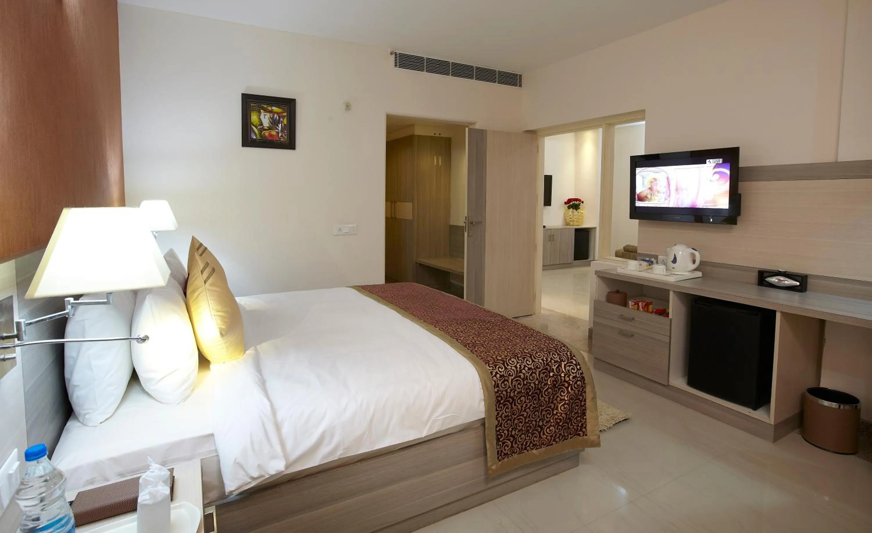 Bedroom, Bed in Days Hotel By Wyndham Neemrana