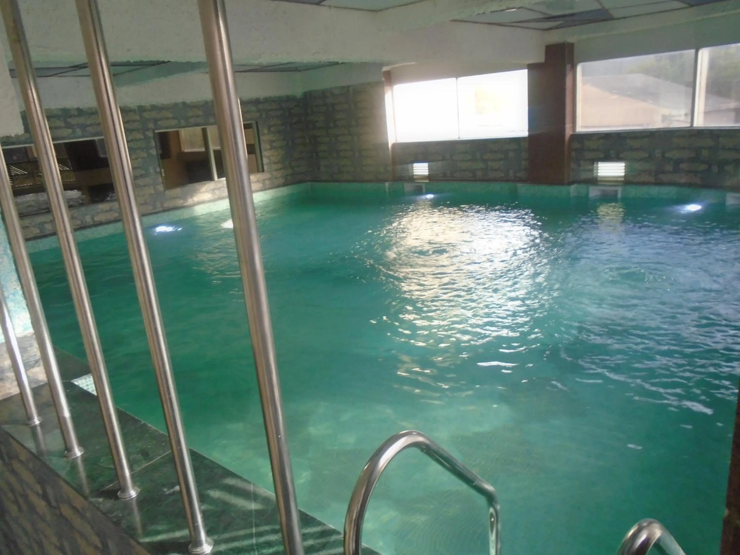 Swimming pool in Days Hotel By Wyndham Neemrana