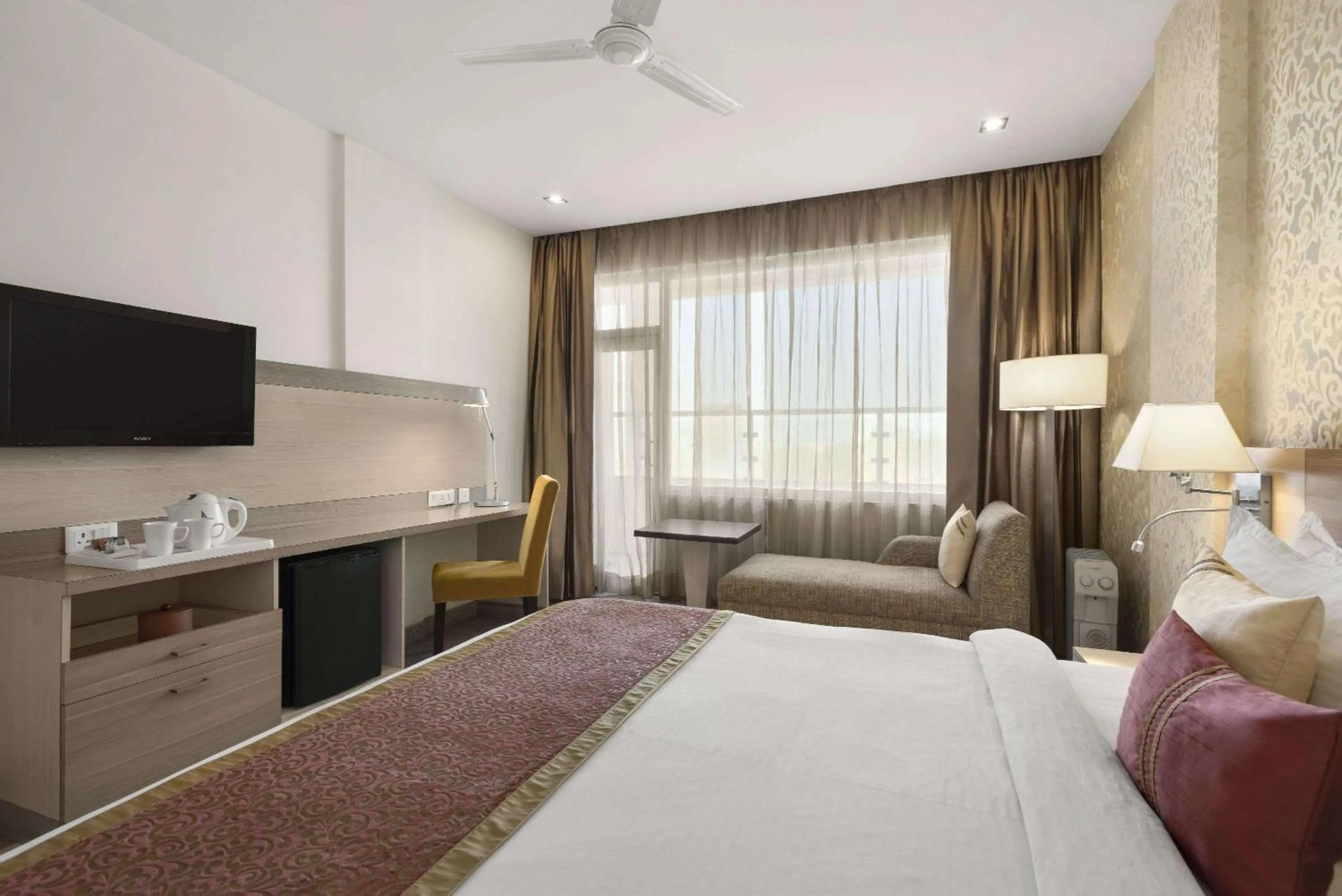 Photo of the whole room, Bed in Days Hotel By Wyndham Neemrana