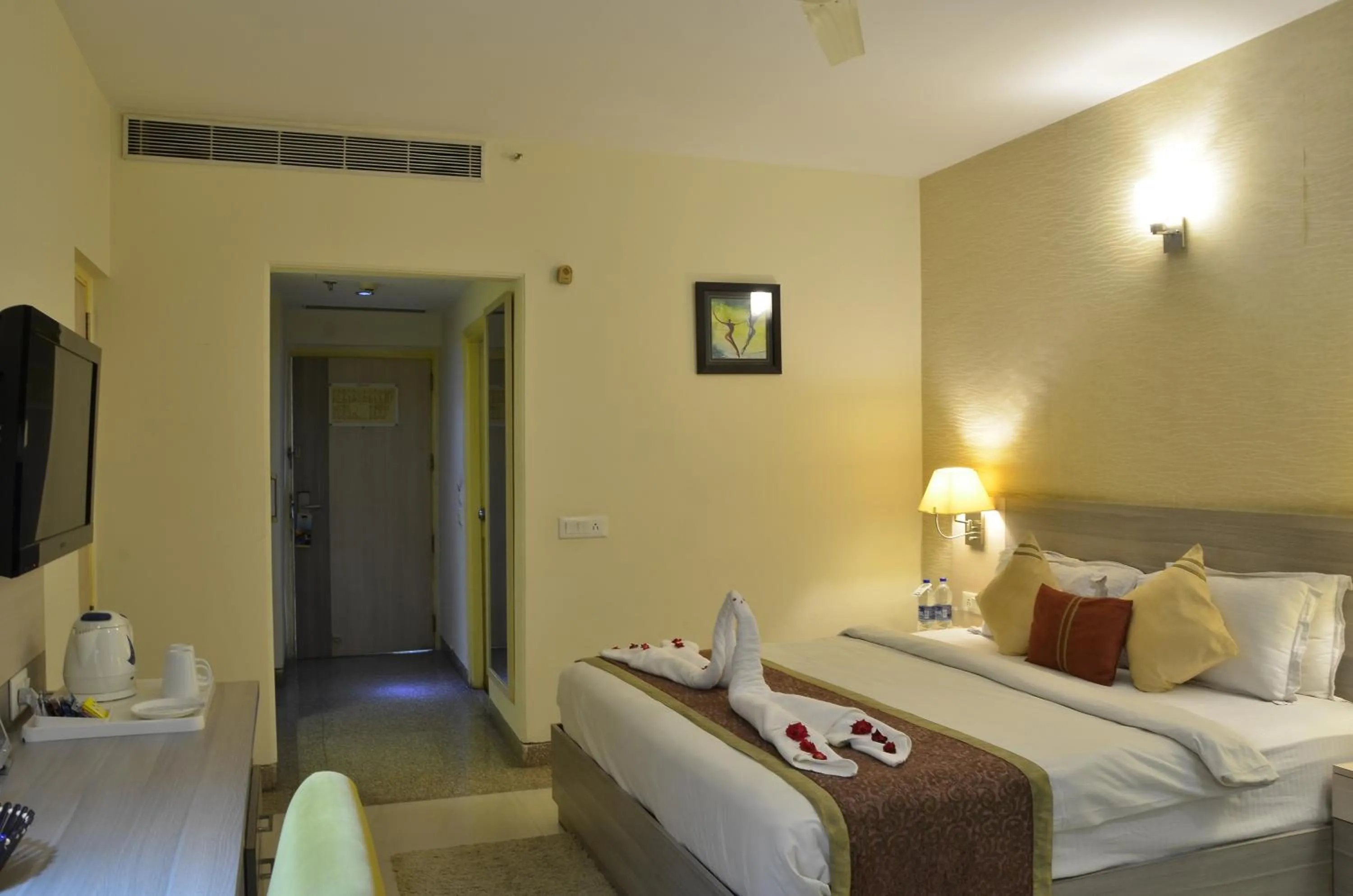 Bedroom, Bed in Days Hotel By Wyndham Neemrana