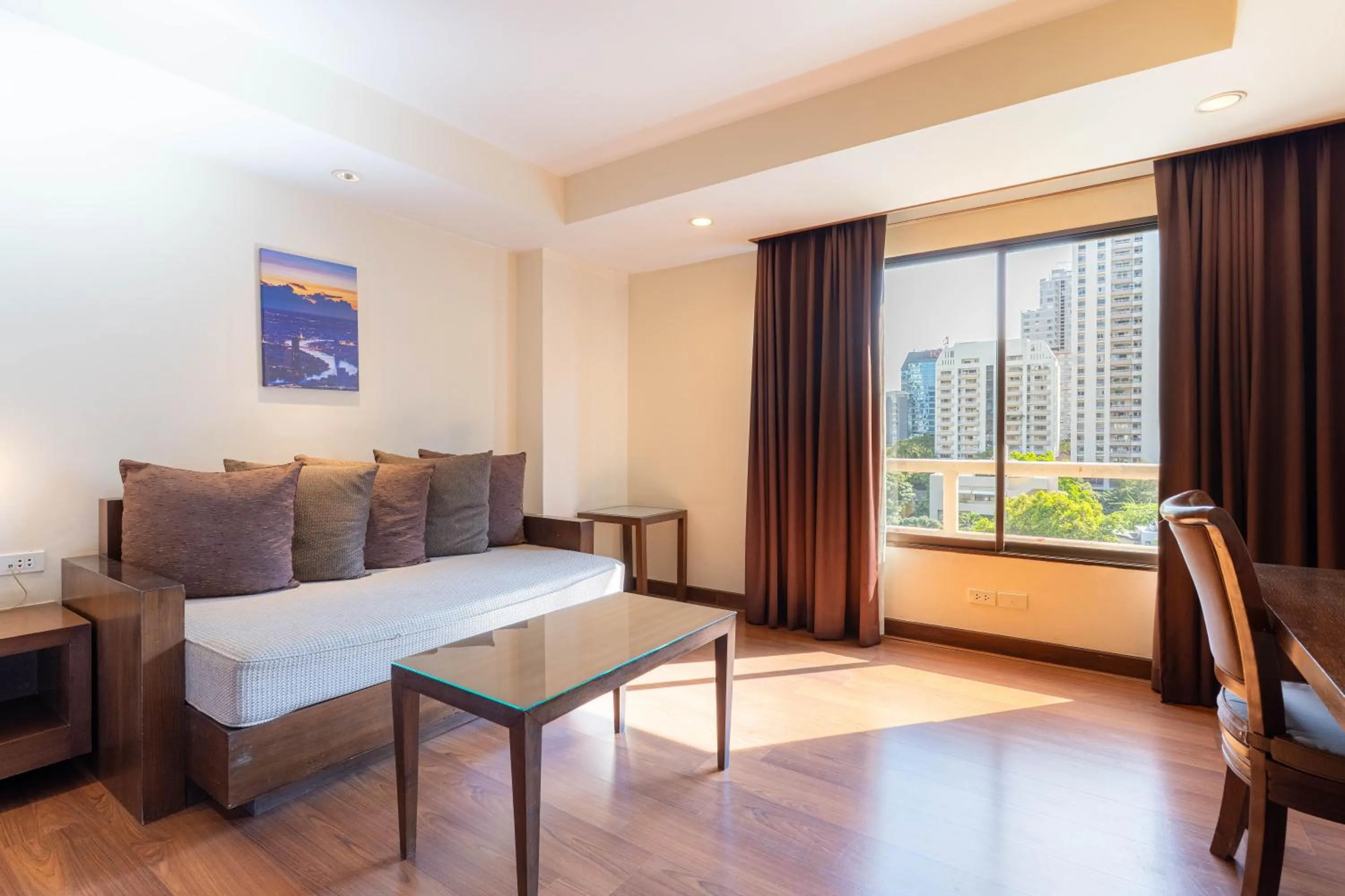 Seating area, Bed in Journeyhub Sukhumvit 26, Bangkok - Formerly St James Hotel