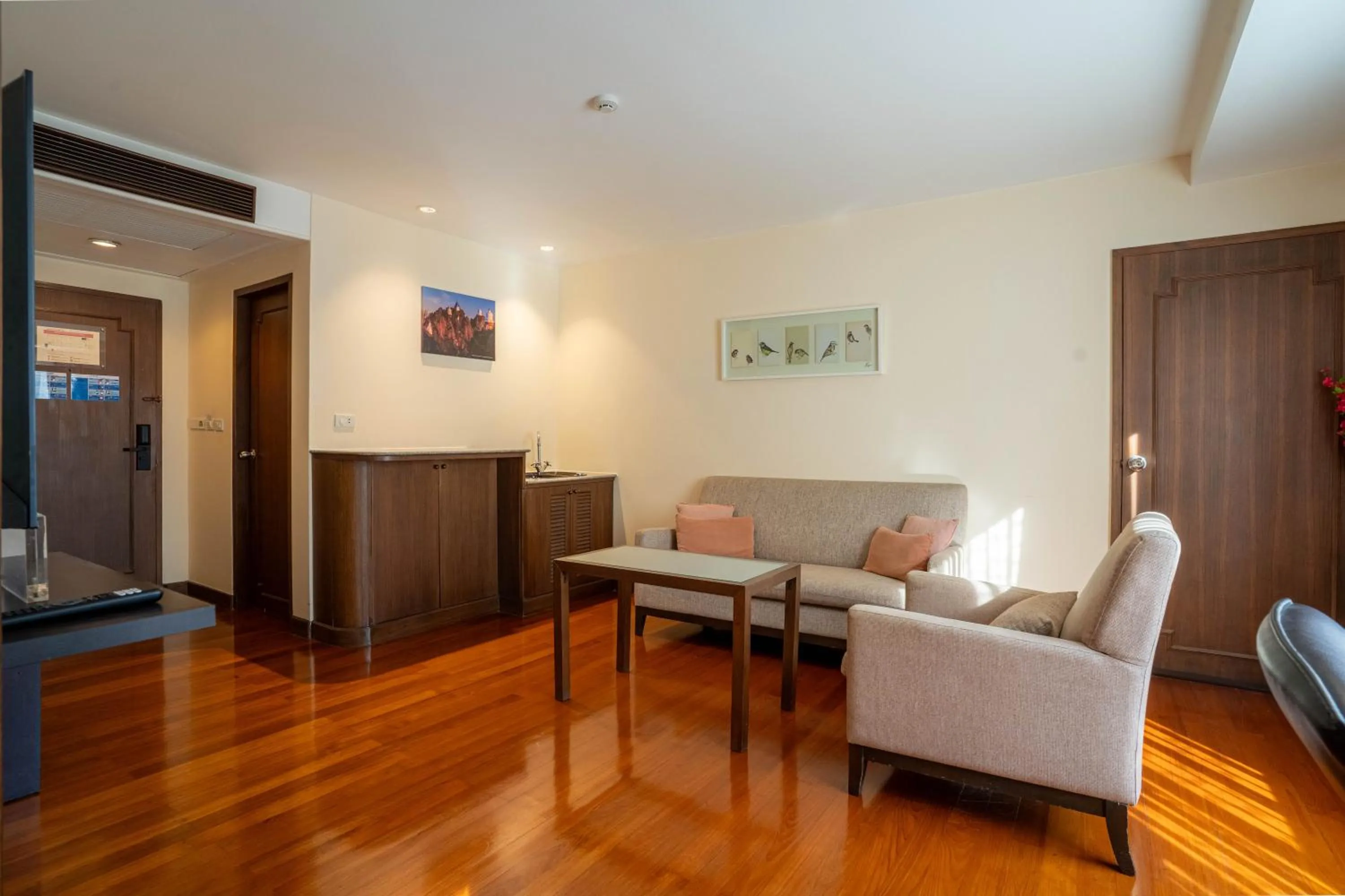 Dining area in Journeyhub Sukhumvit 26, Bangkok - Formerly St James Hotel