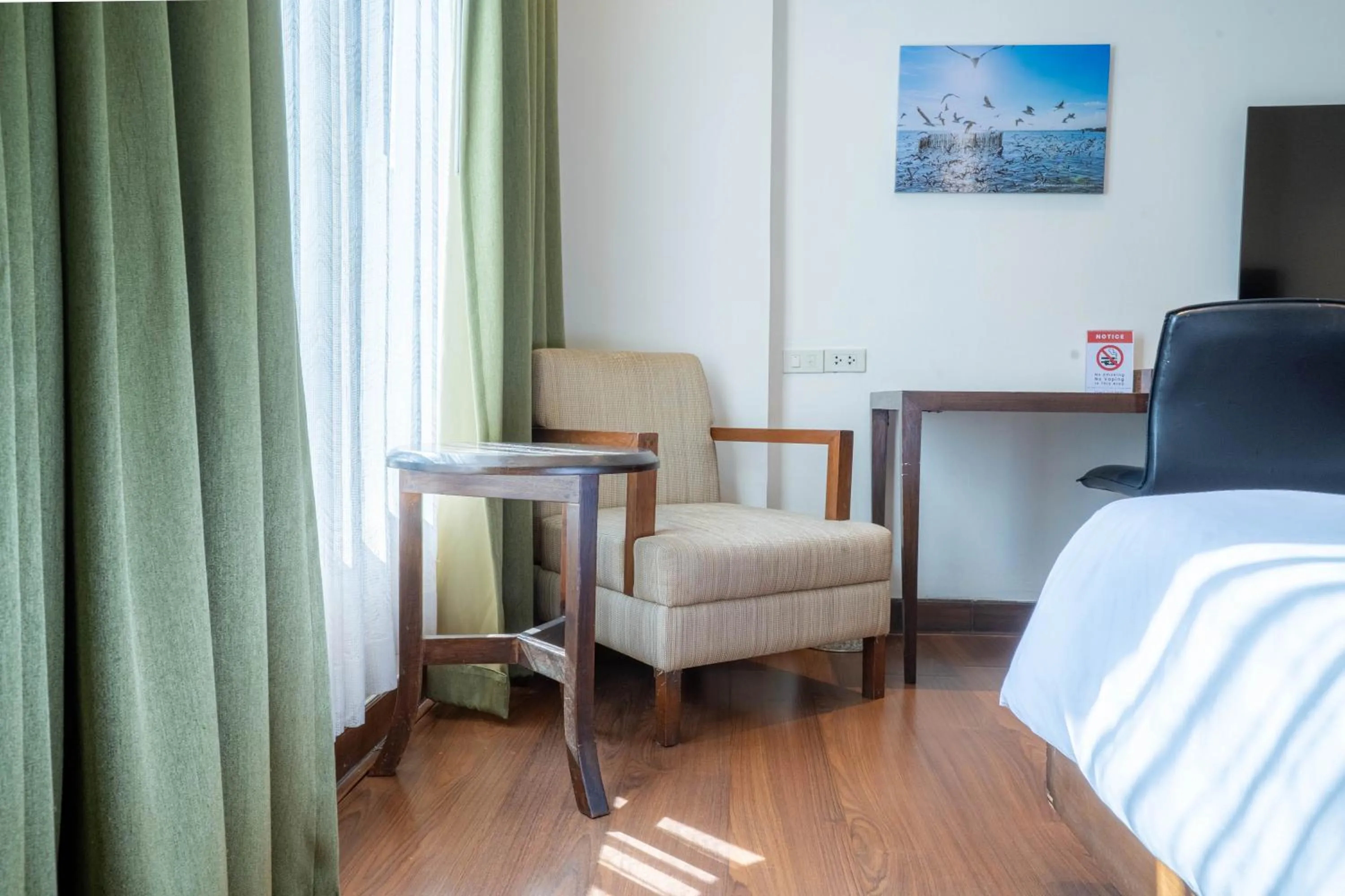 Seating area, Bed in Journeyhub Sukhumvit 26, Bangkok - Formerly St James Hotel