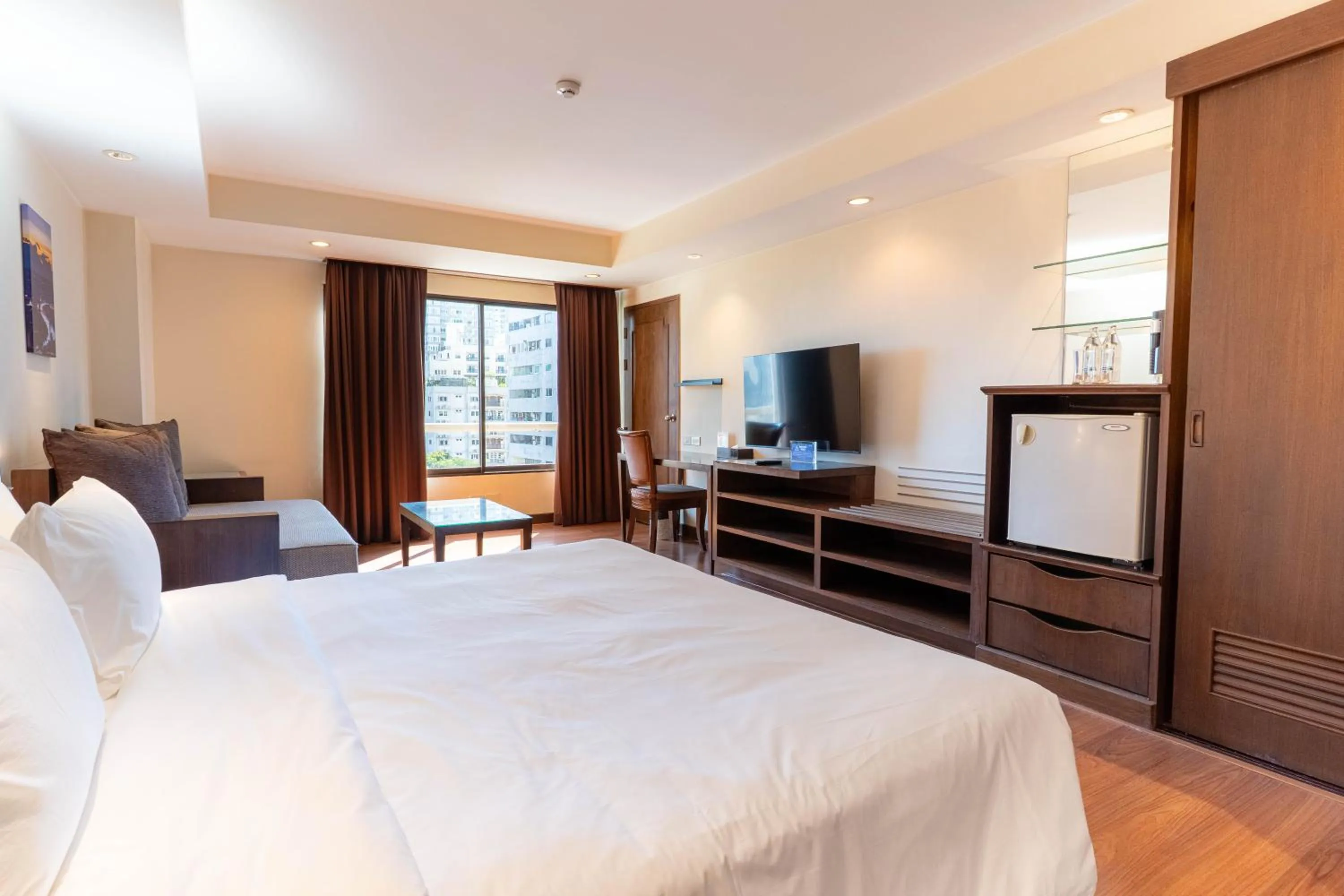 wardrobe, Bed in Journeyhub Sukhumvit 26, Bangkok - Formerly St James Hotel