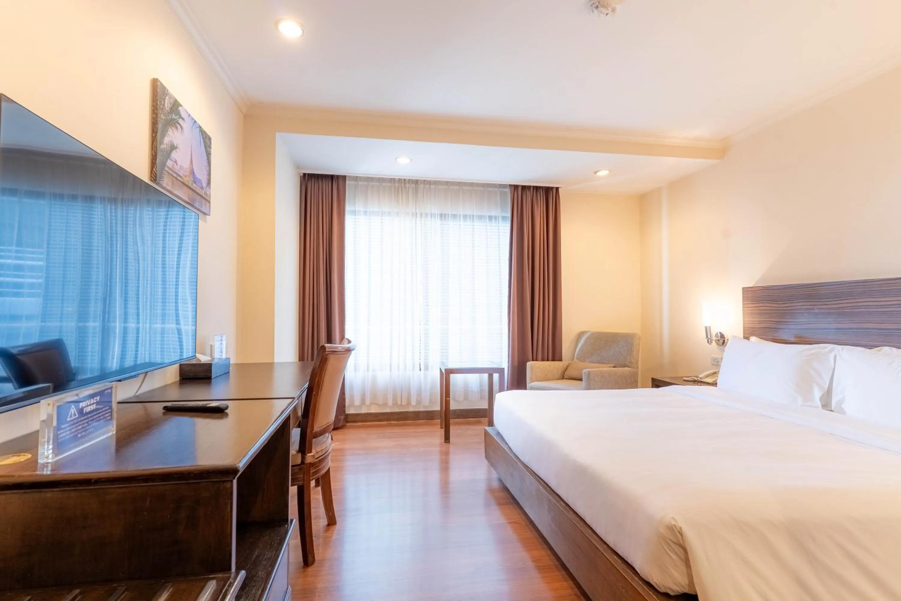 Bedroom, Bed in Journeyhub Sukhumvit 26, Bangkok - Formerly St James Hotel