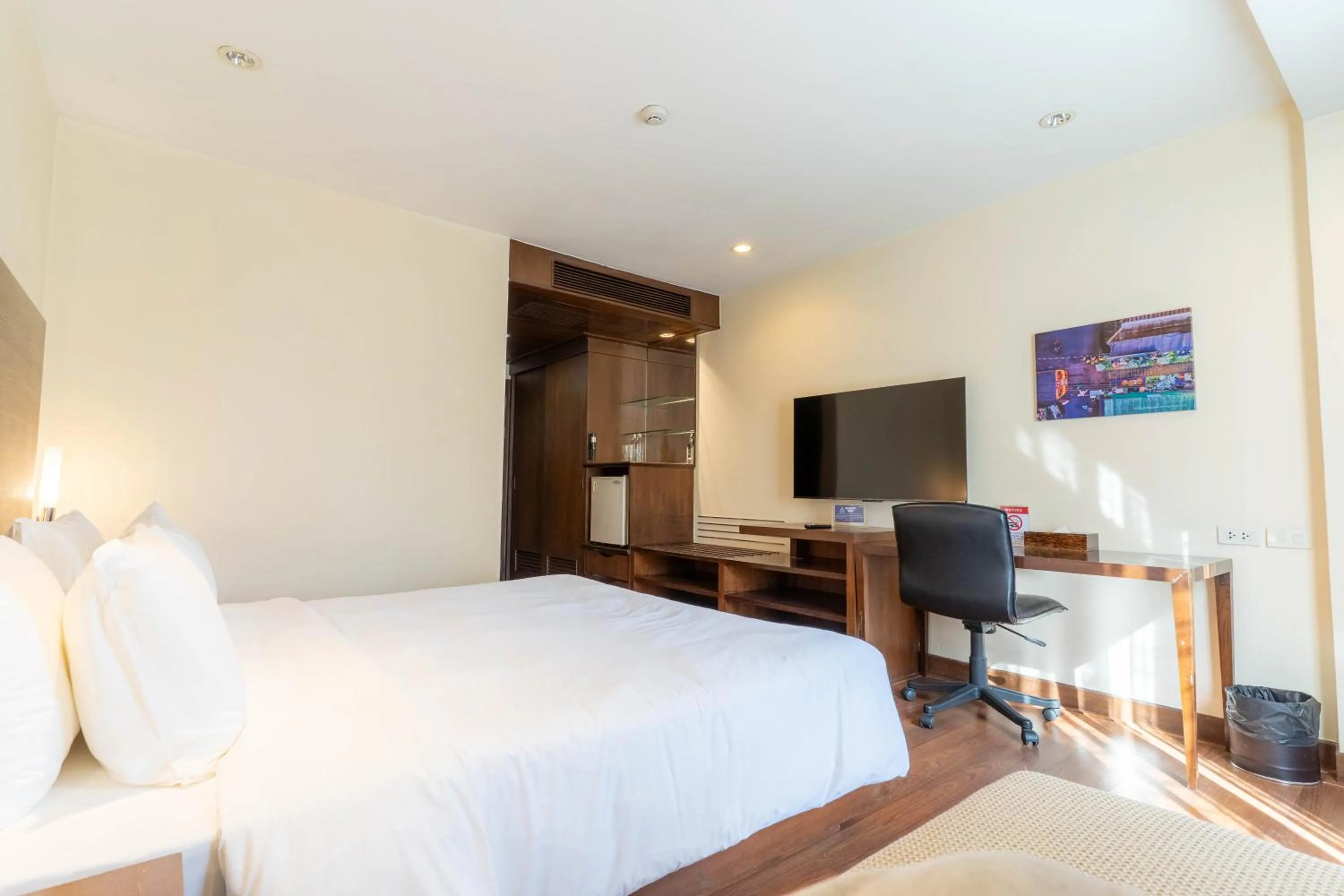 Bedroom, Bed in Journeyhub Sukhumvit 26, Bangkok - Formerly St James Hotel