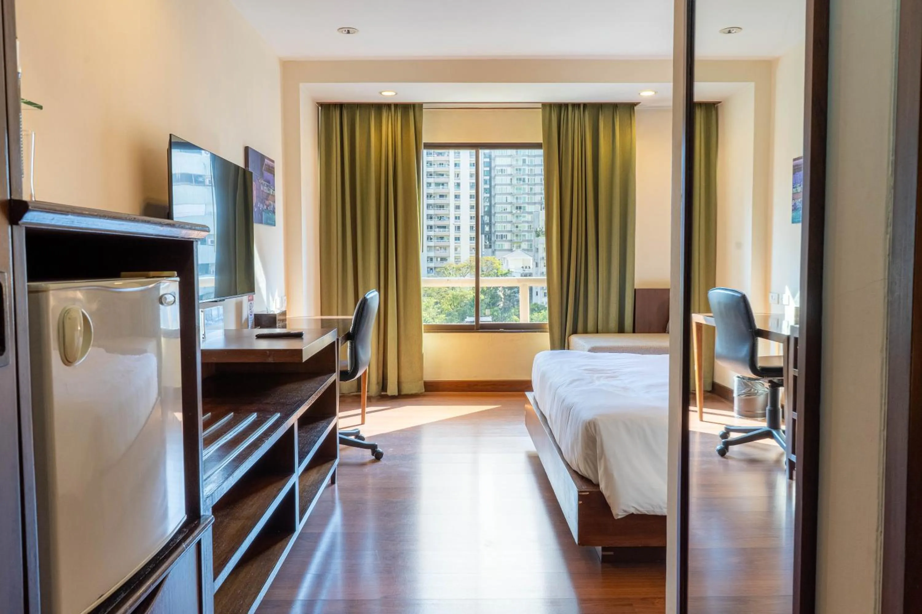 Bedroom, Bed in Journeyhub Sukhumvit 26, Bangkok - Formerly St James Hotel