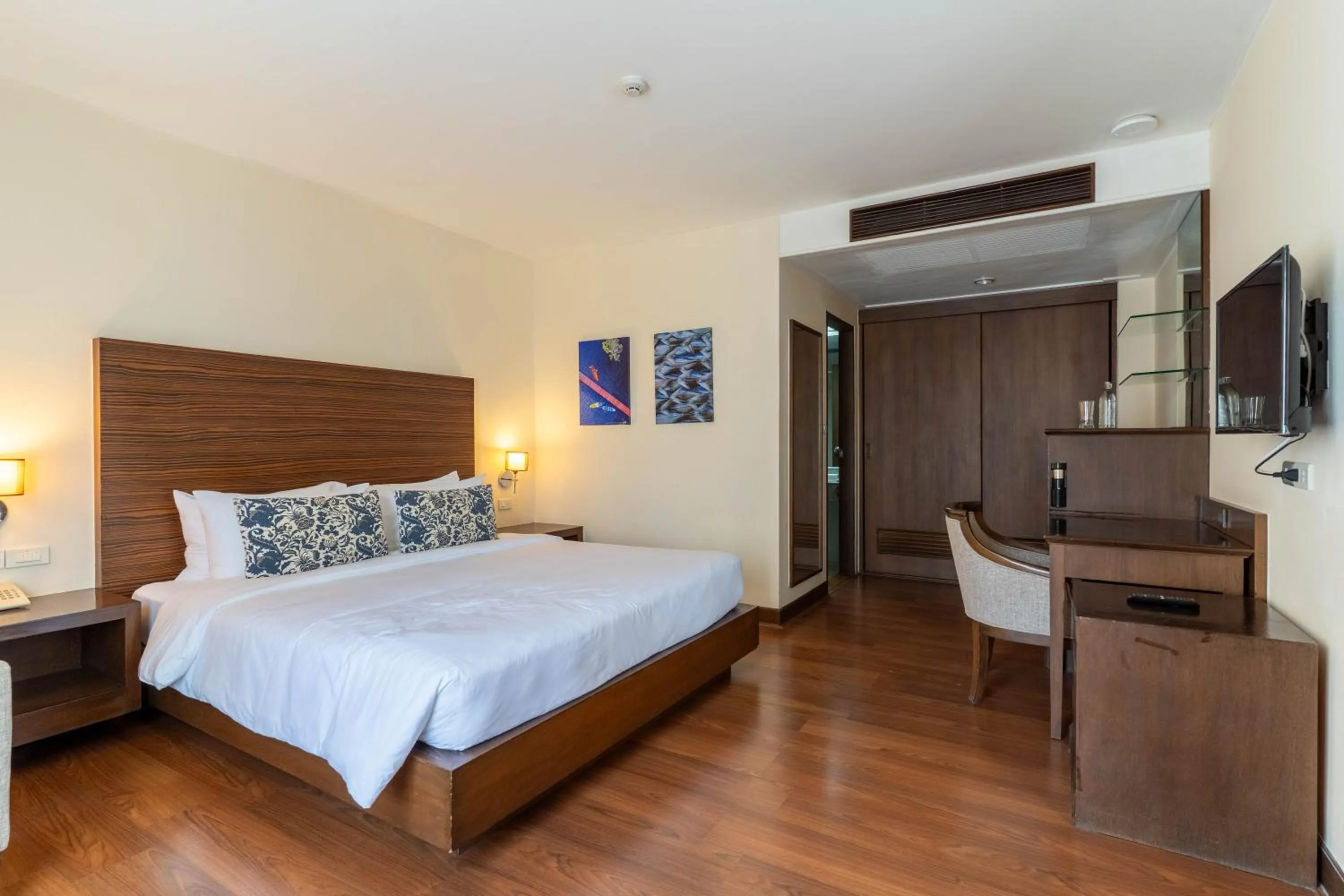 Bedroom, Bed in Journeyhub Sukhumvit 26, Bangkok - Formerly St James Hotel