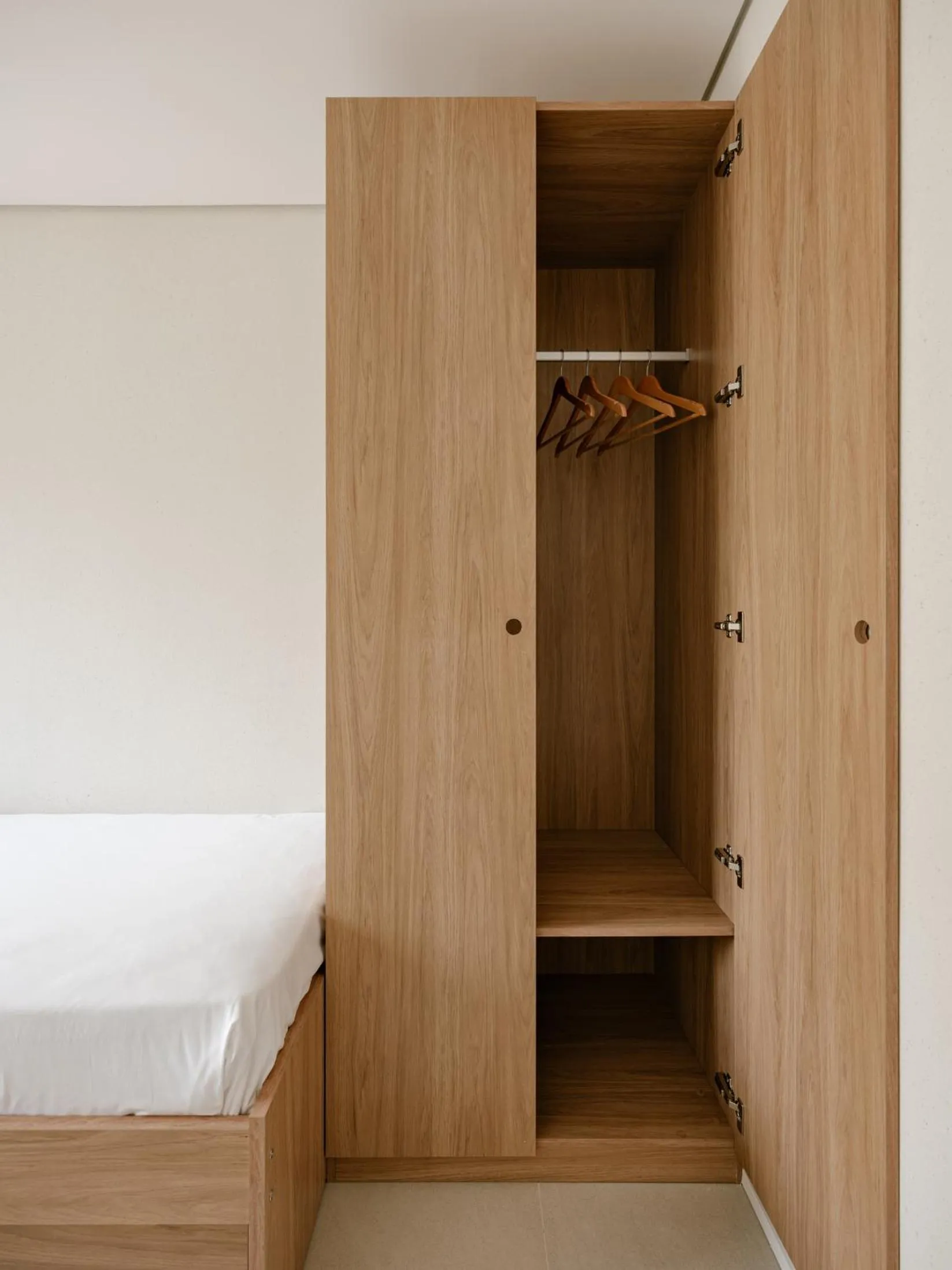 wardrobe, Bed in Aloe Vila Nova Conceição