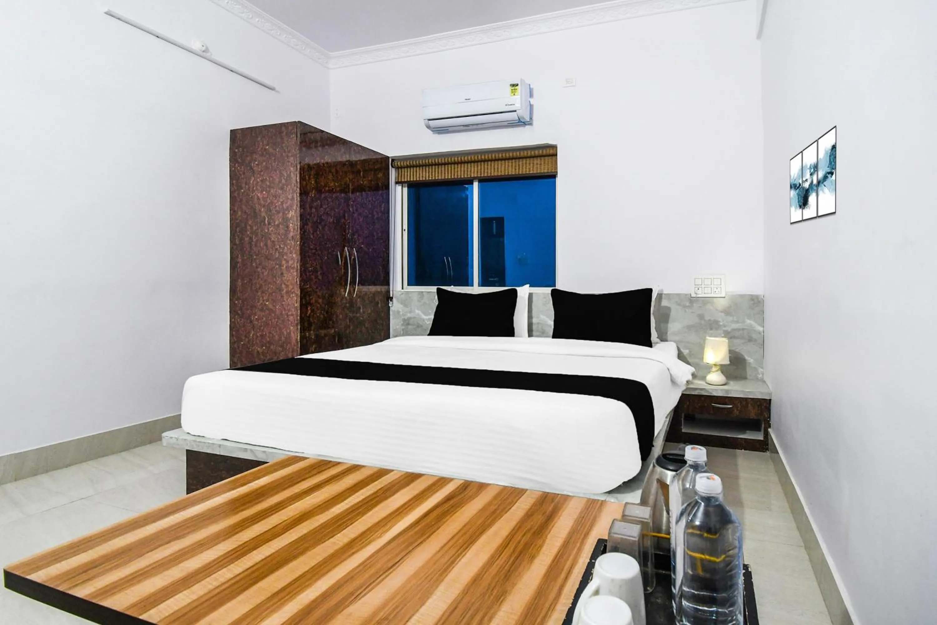 Bedroom, Bed in Super Hotel O Radha Krishna Residency