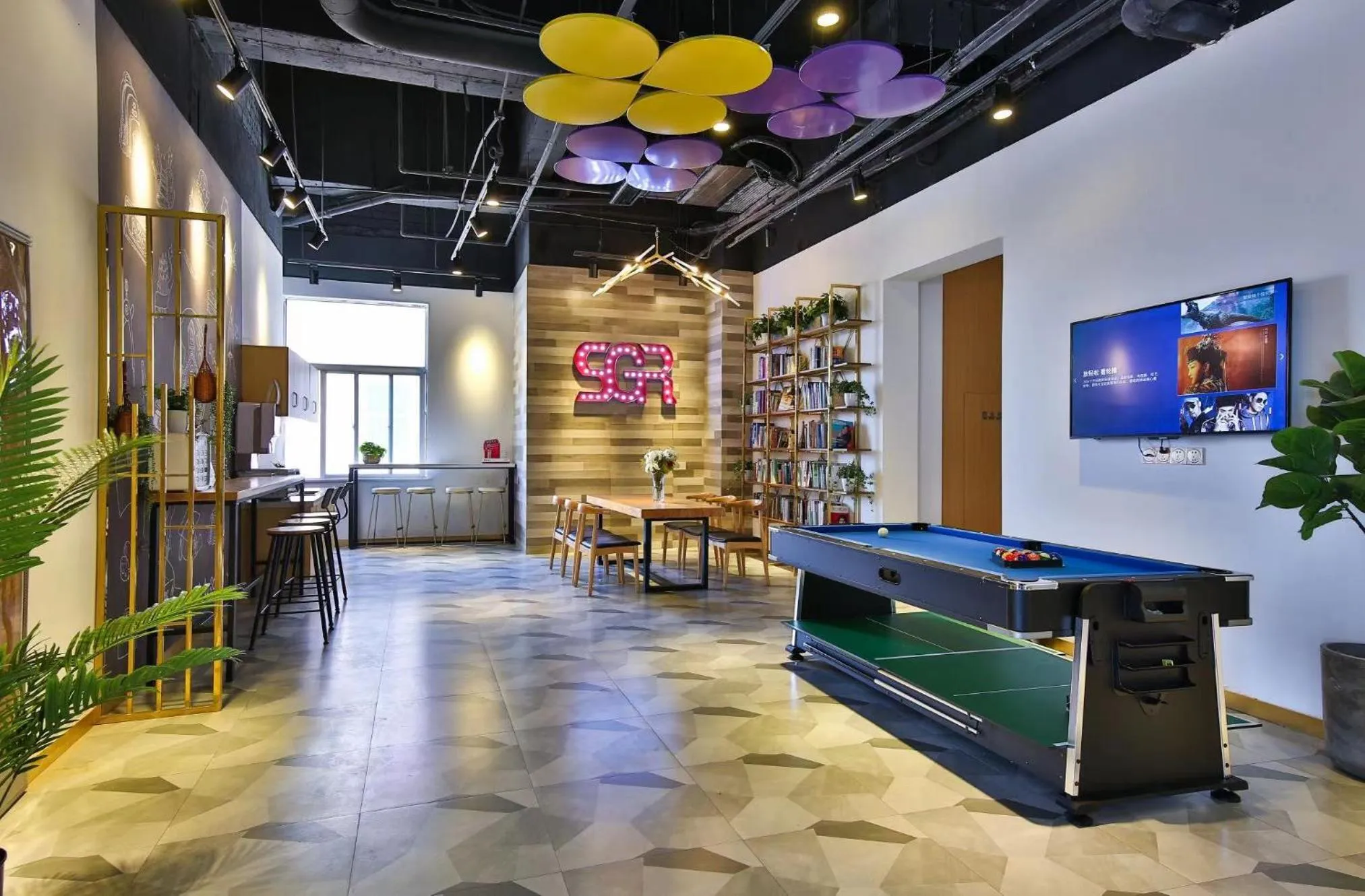 Communal lounge/ TV room in Shanghai Pengpai Art Youth Hotel