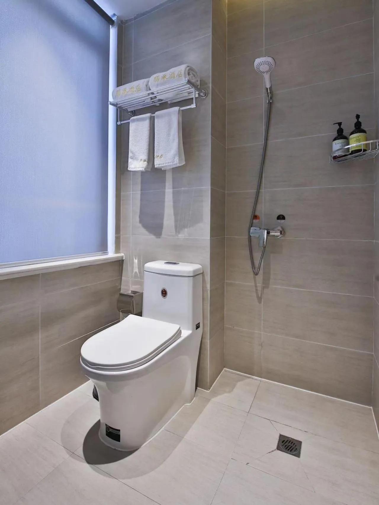 Shower in Shanghai Pengpai Art Youth Hotel