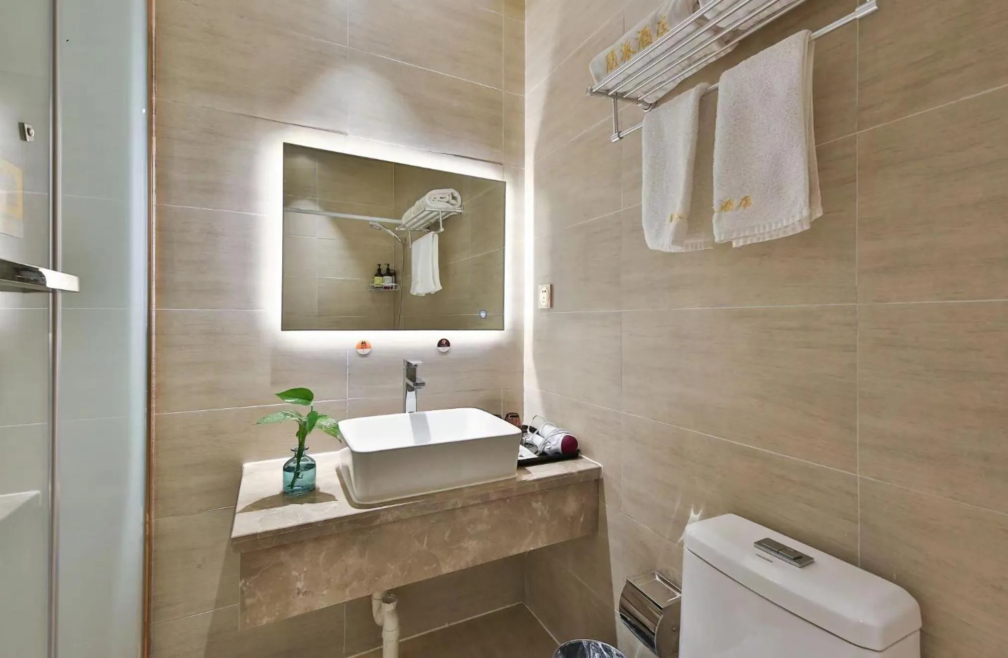 Shower in Shanghai Pengpai Art Youth Hotel