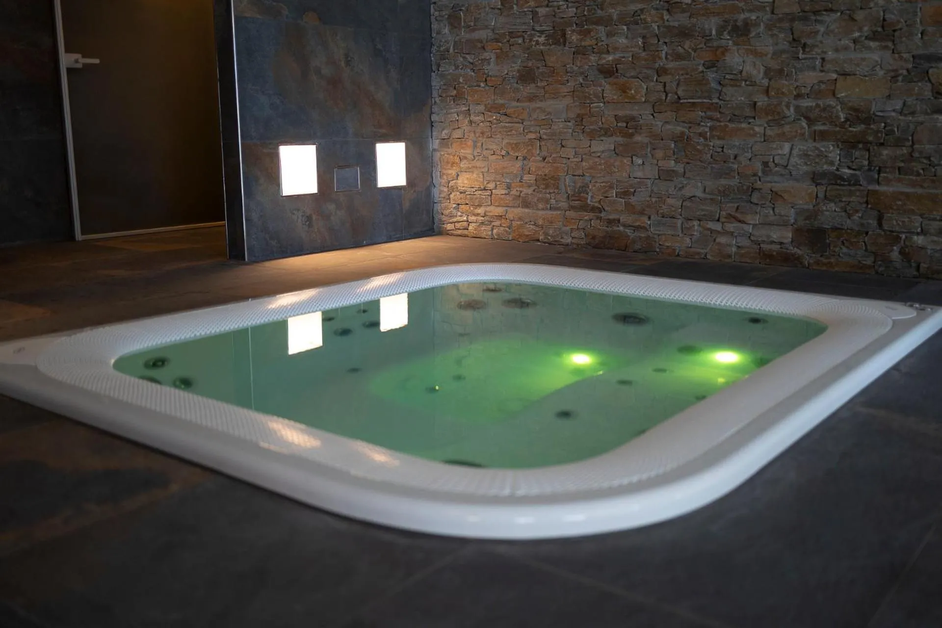 Hot Tub in Riserva Bianca Limone Hotel & SPA