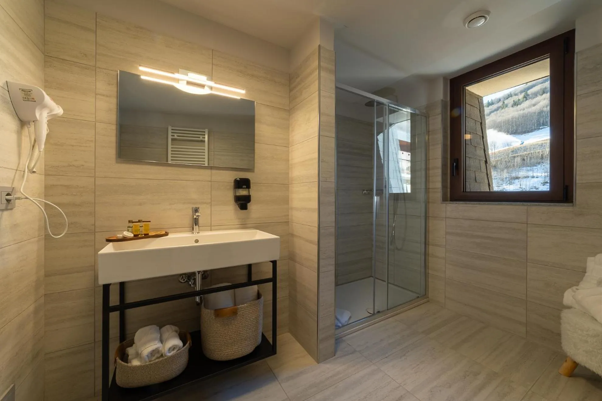 Bathroom in Riserva Bianca Limone Hotel & SPA