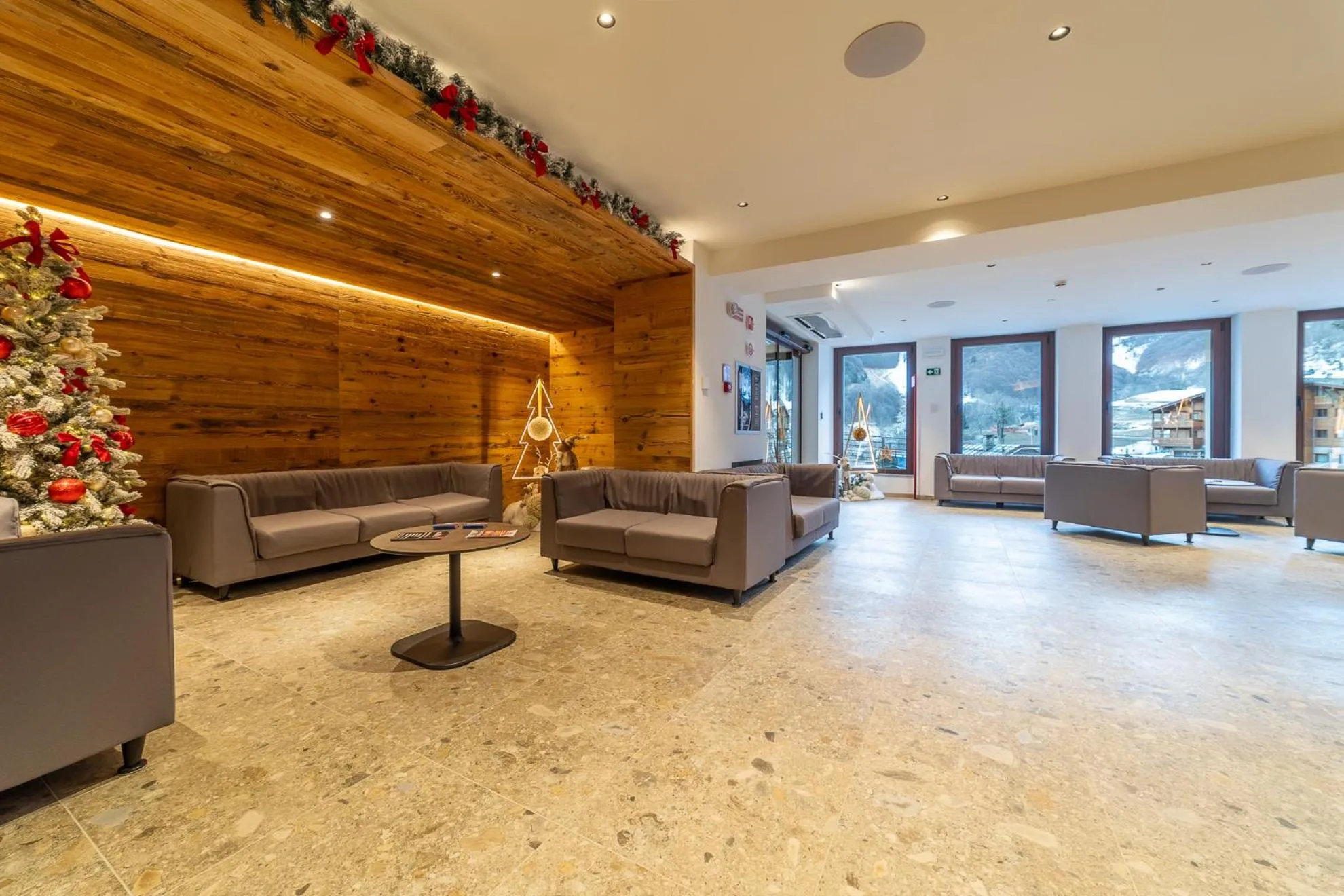 Lobby or reception in Riserva Bianca Limone Hotel & SPA