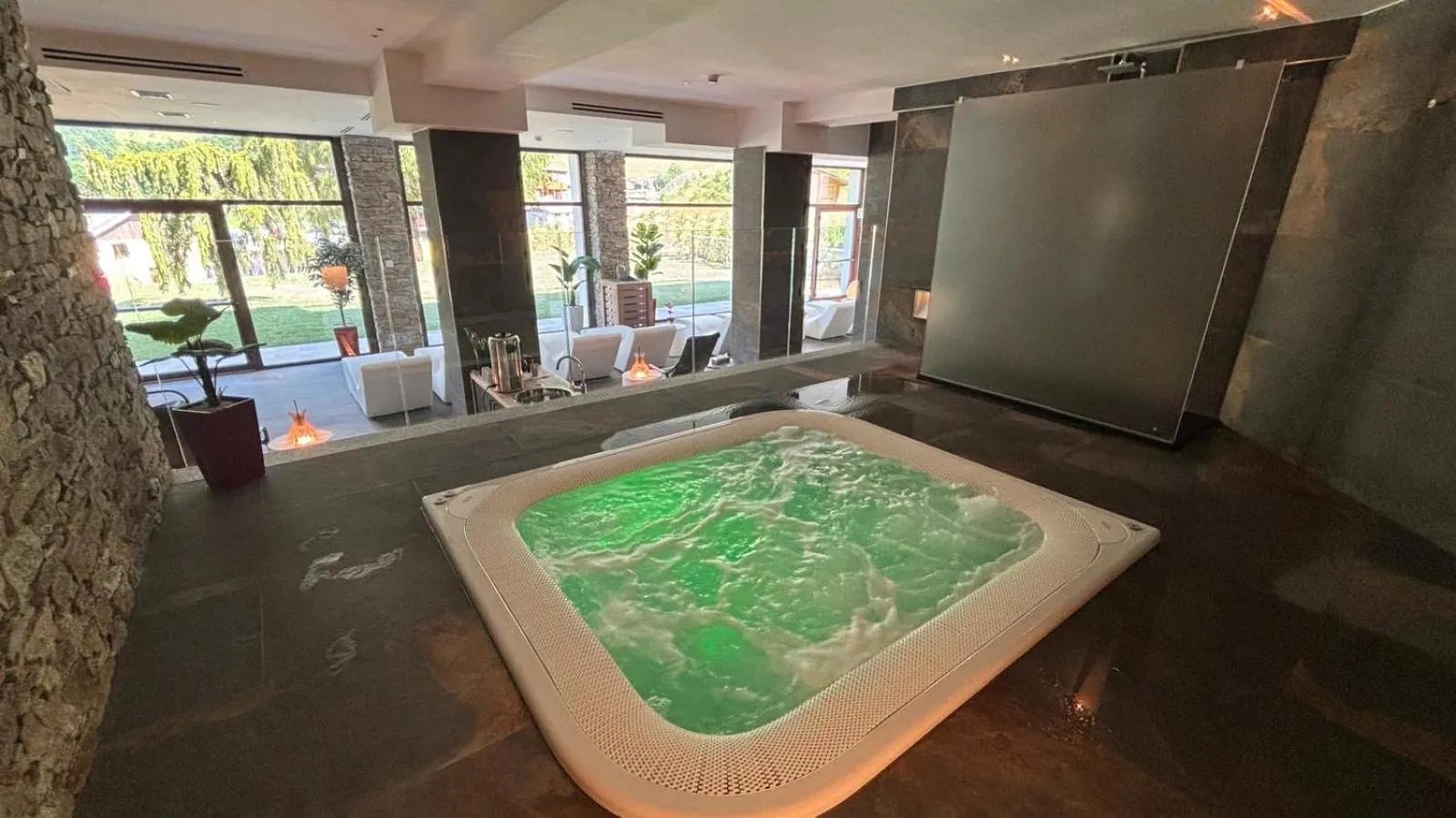 Hot Tub in Riserva Bianca Limone Hotel & SPA