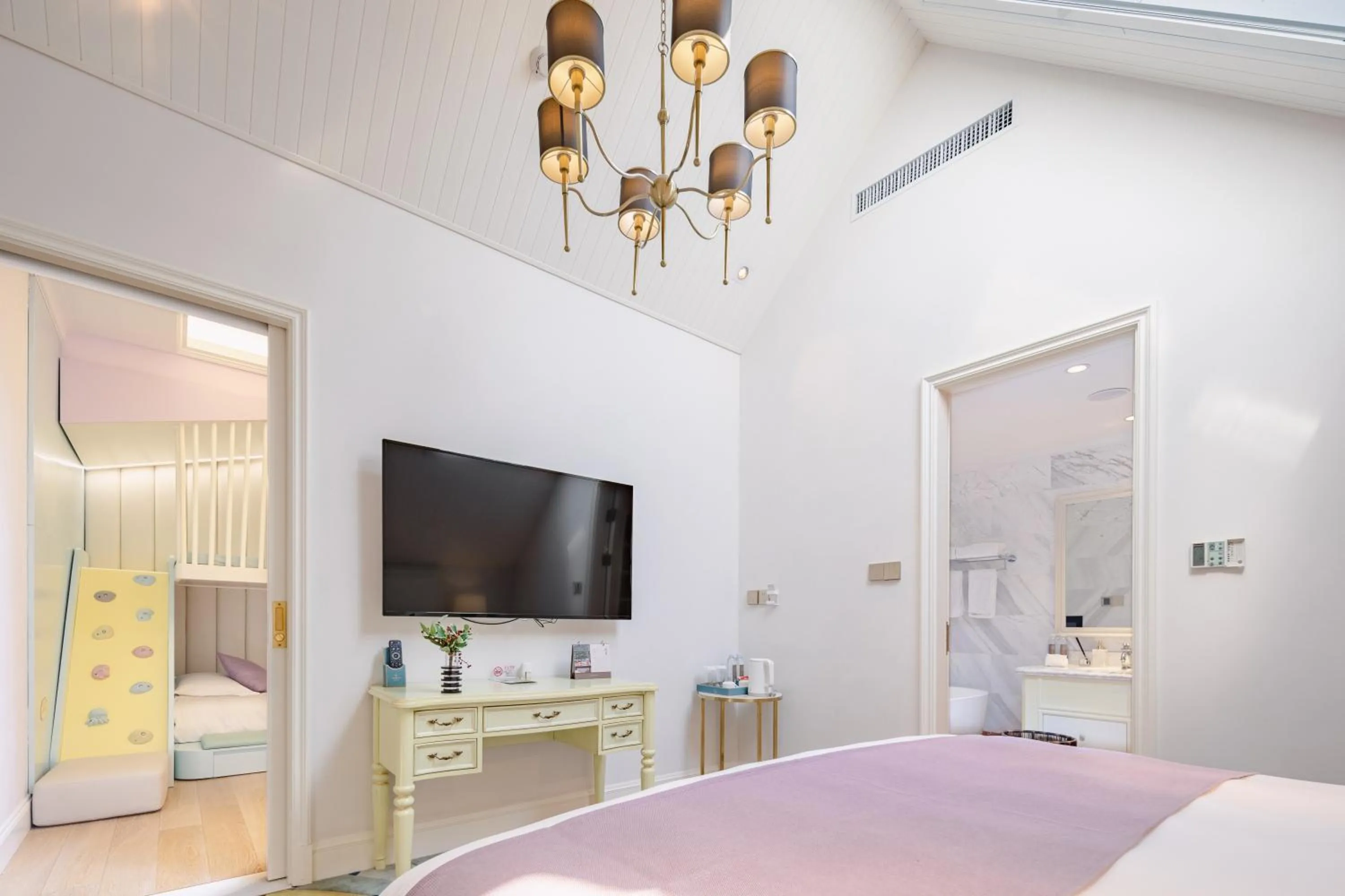 TV and multimedia, Bed in NARADA Resort Shanghai Hotel Disney Store