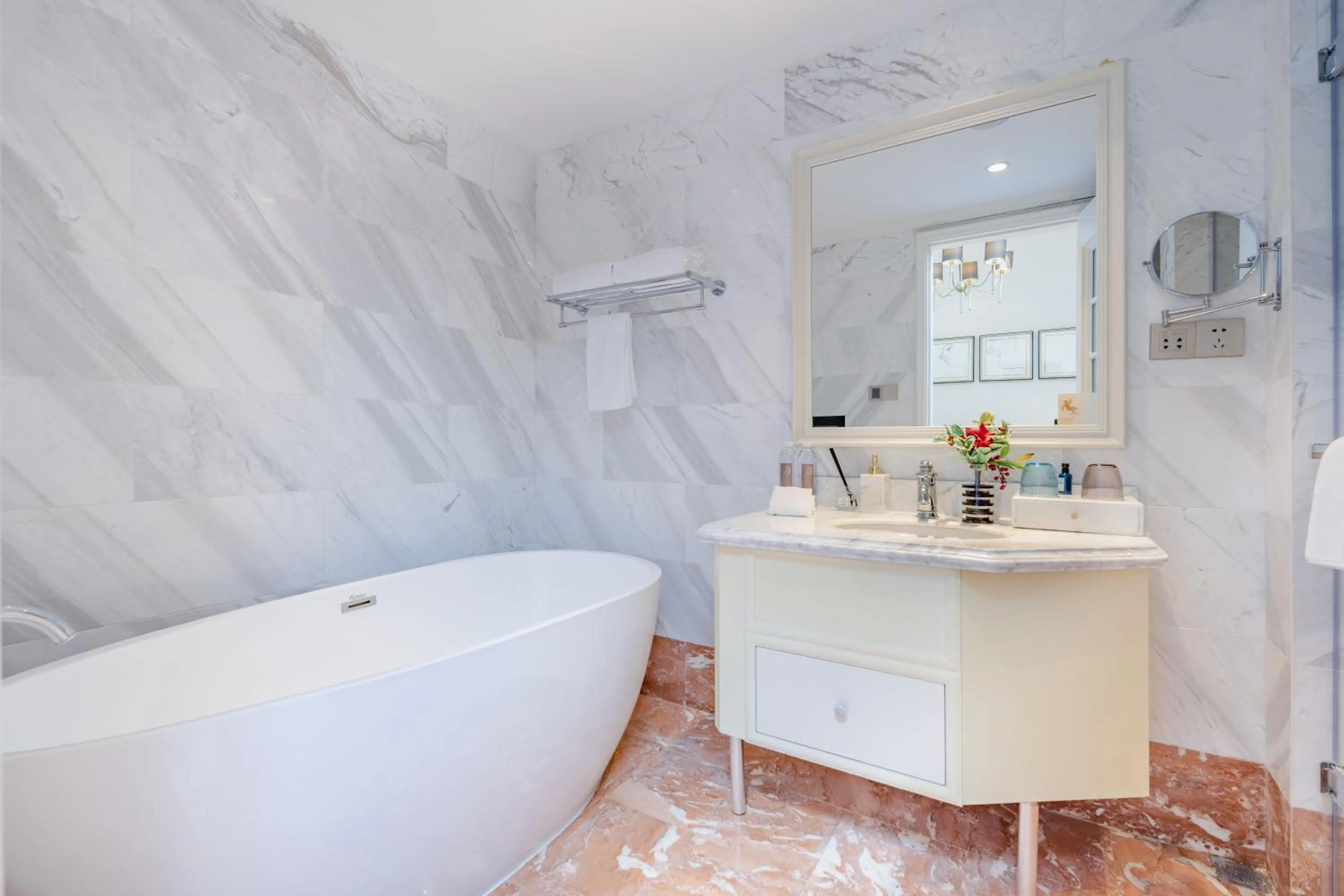 Shower in NARADA Resort Shanghai Hotel Disney Store