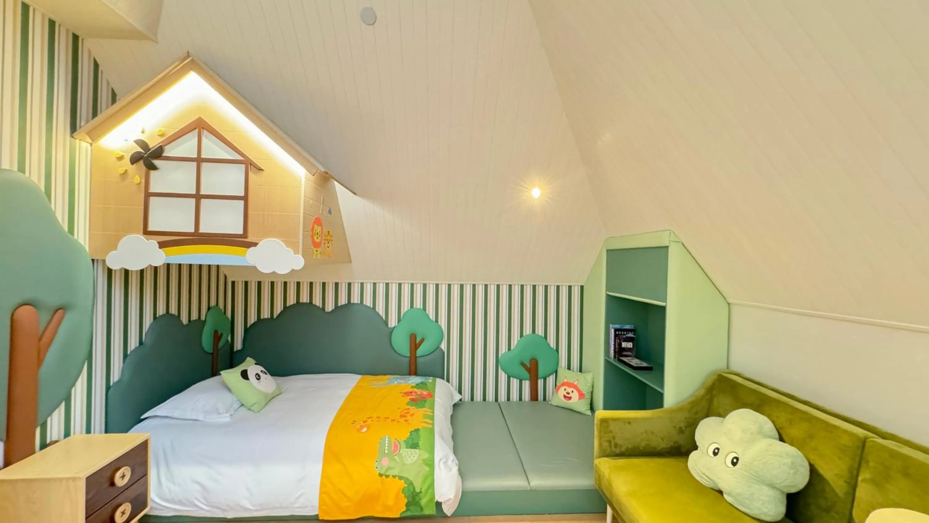 Photo of the whole room, Bed in NARADA Resort Shanghai Hotel Disney Store