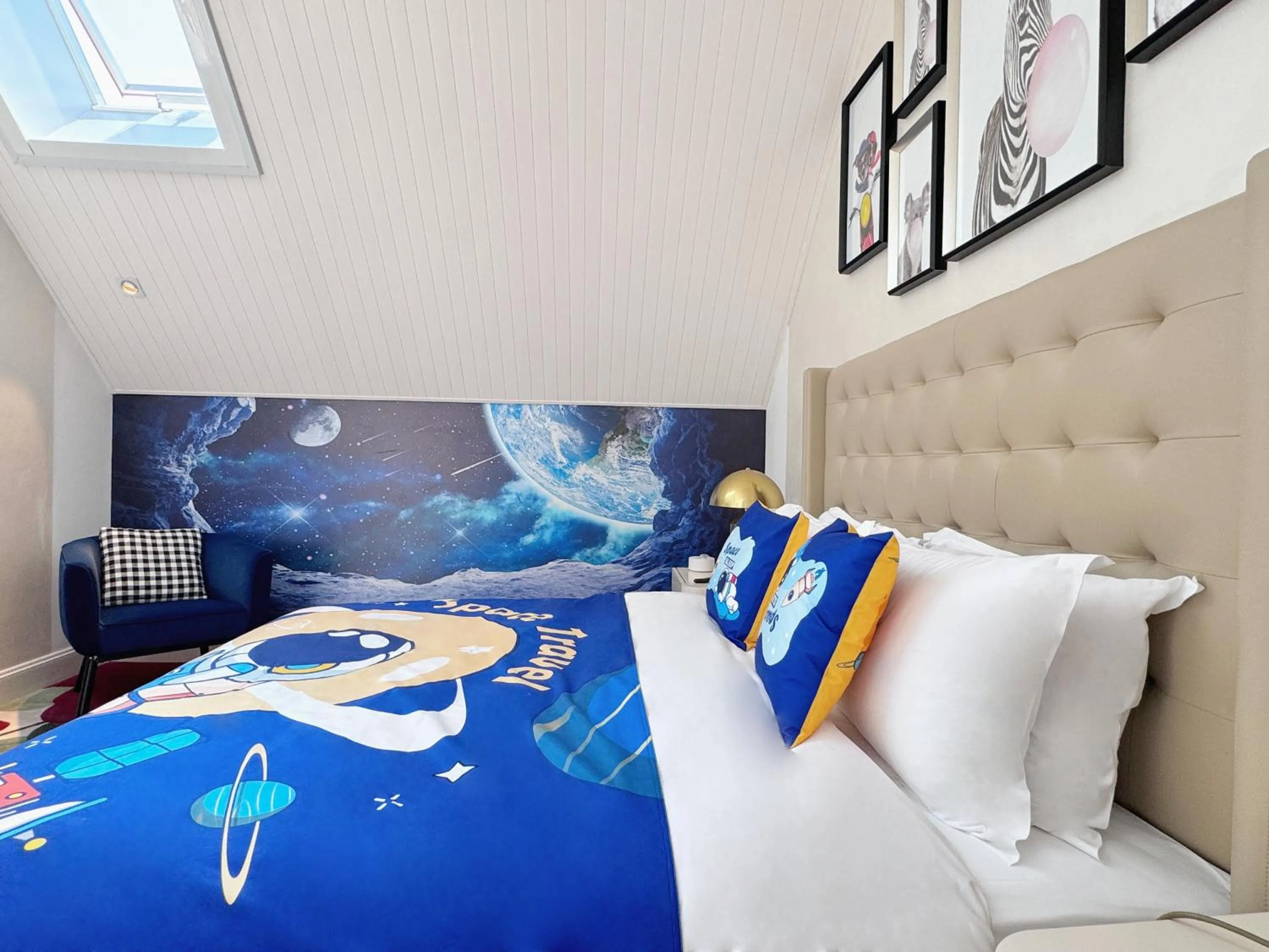 Bed in NARADA Resort Shanghai Hotel Disney Store