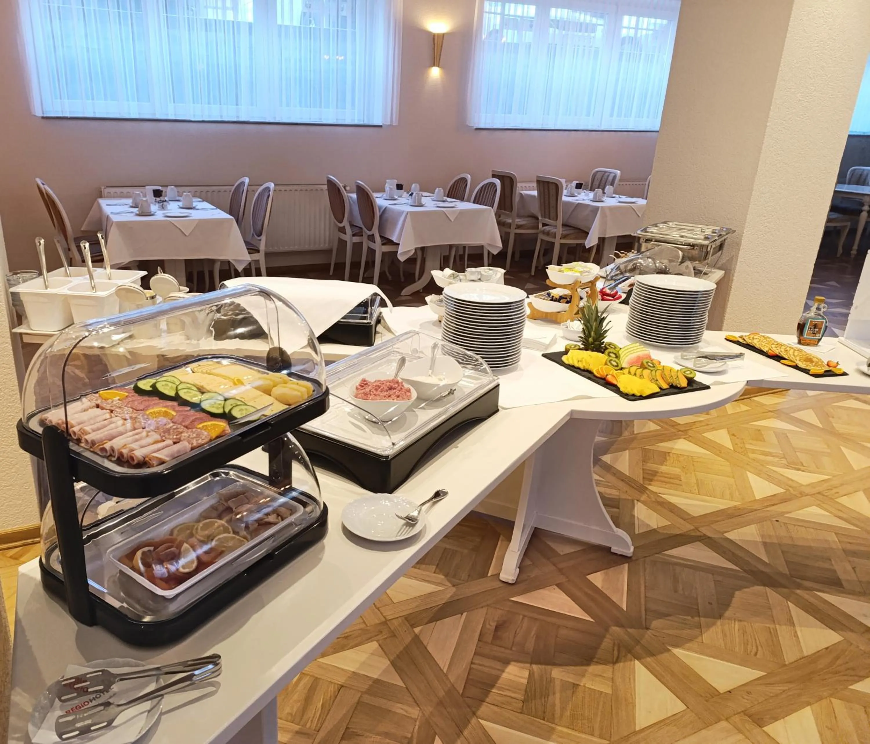 Buffet breakfast in REGIOHOTEL Bunte Stadt Wernigerode - #DirektInDerAltstadt #PrimaFrühstück #TopPreisLeistung #FrischRenoviert