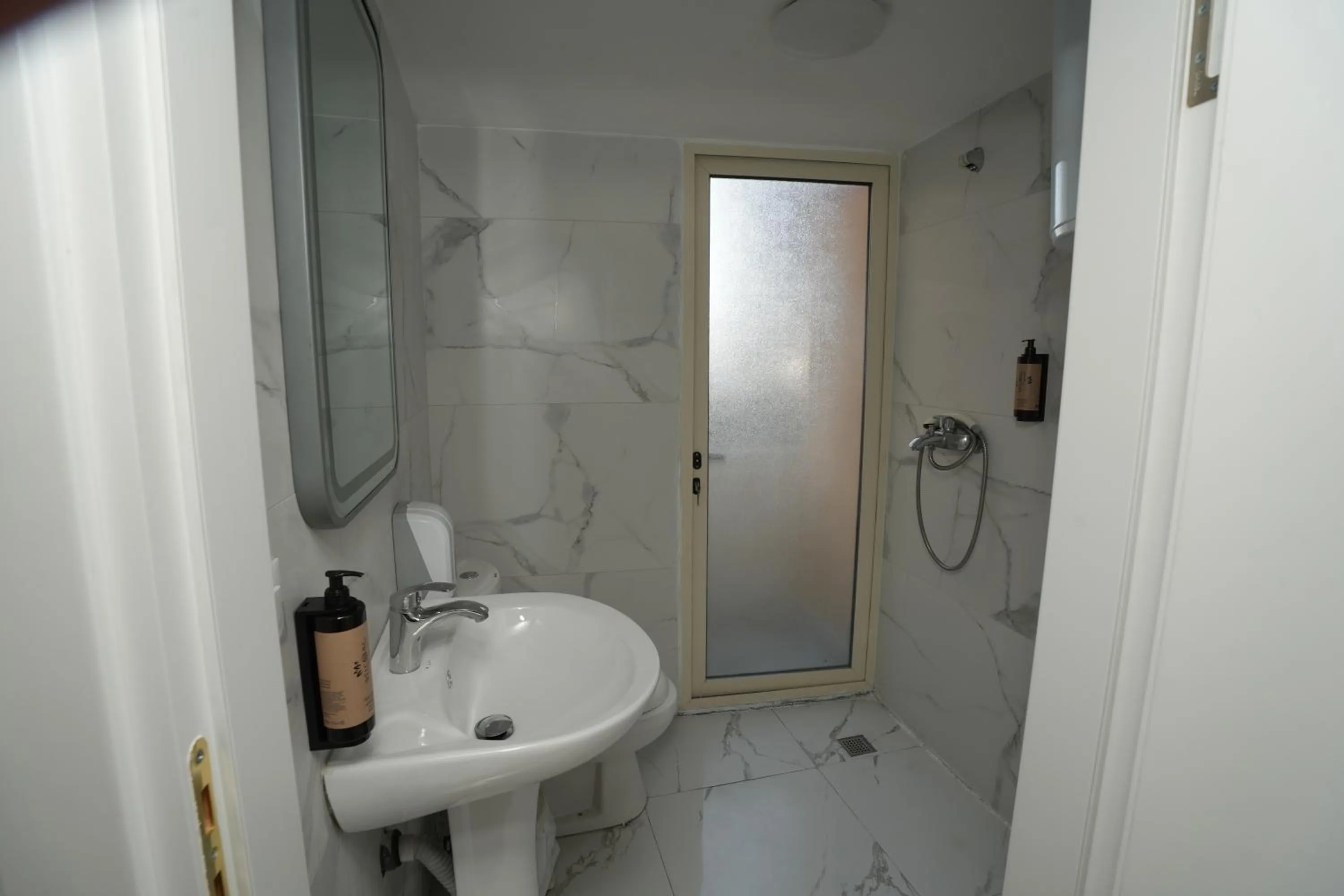 Toilet in Enles Hotel