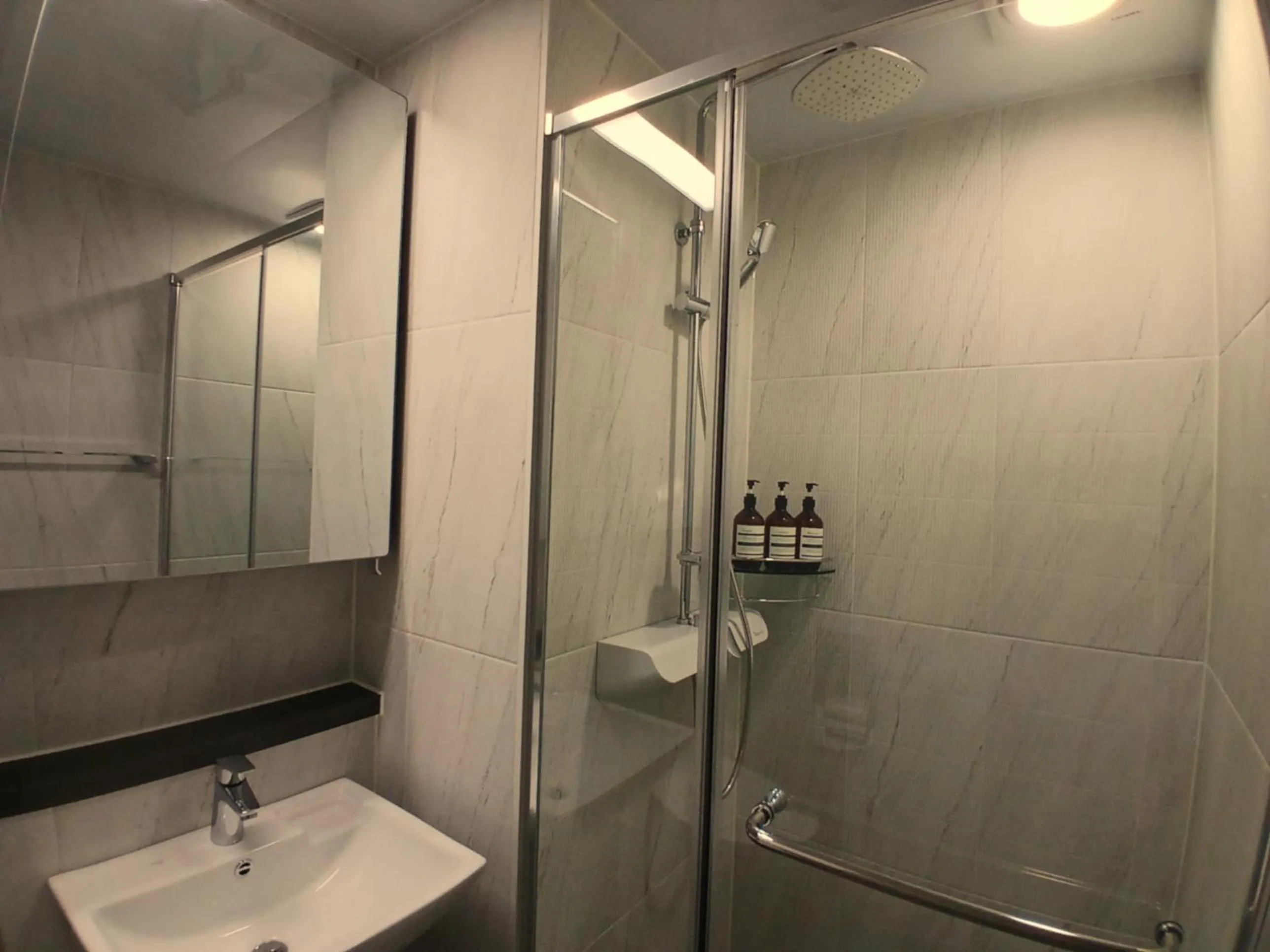 Shower in The November Stay Guri Station