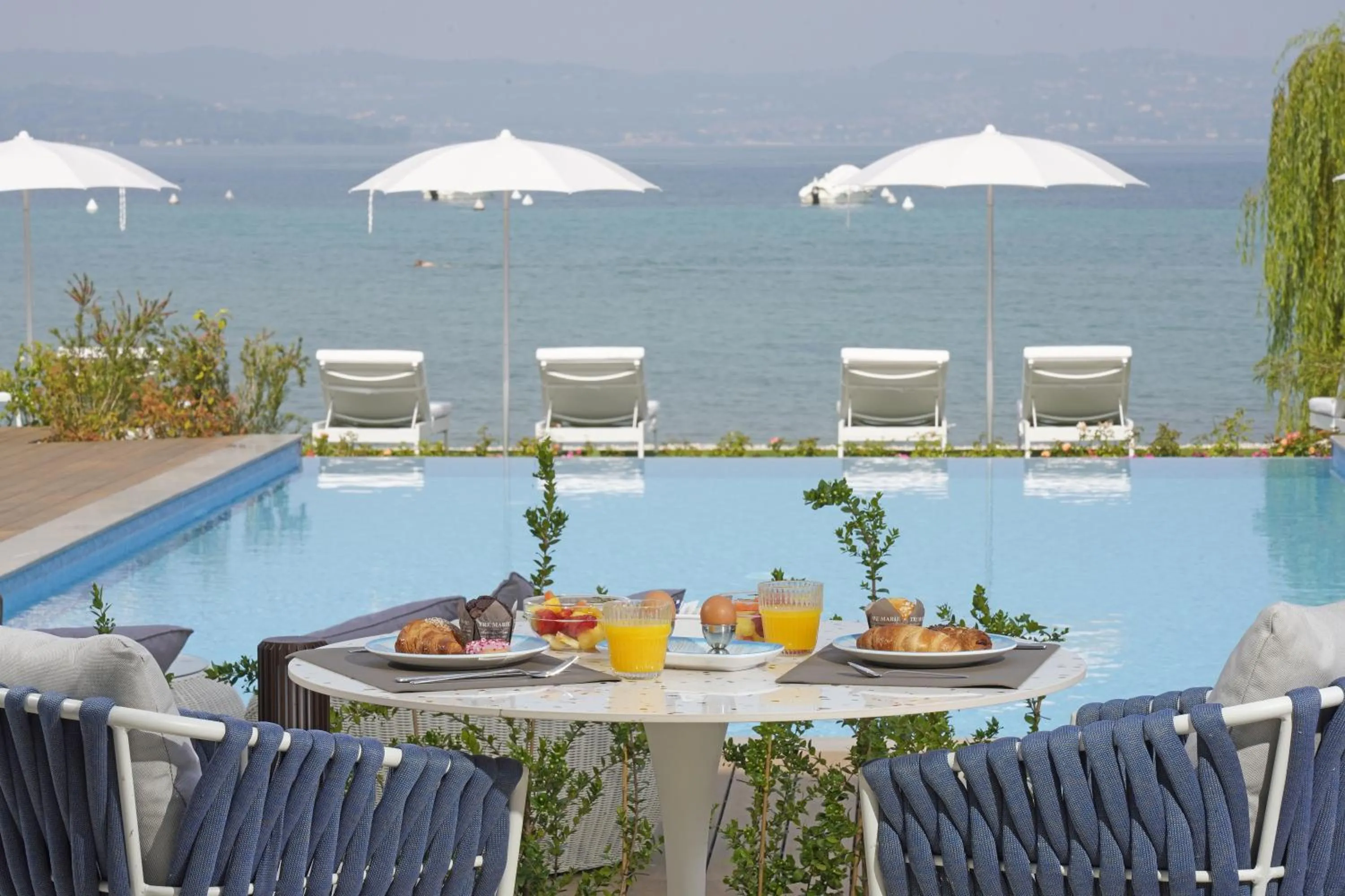 Swimming pool in Hotel Unico by Dori