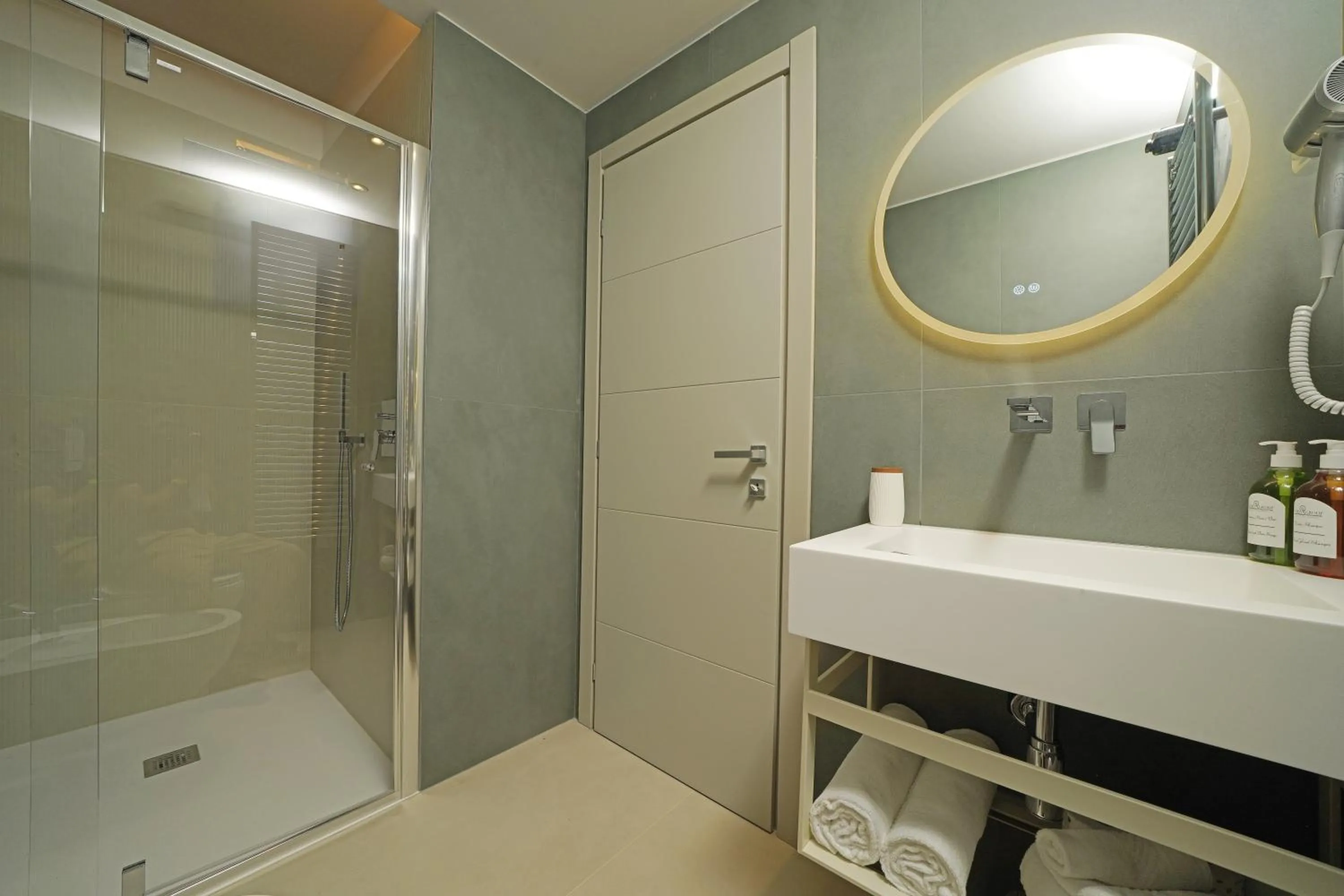 Shower in Hotel Unico by Dori