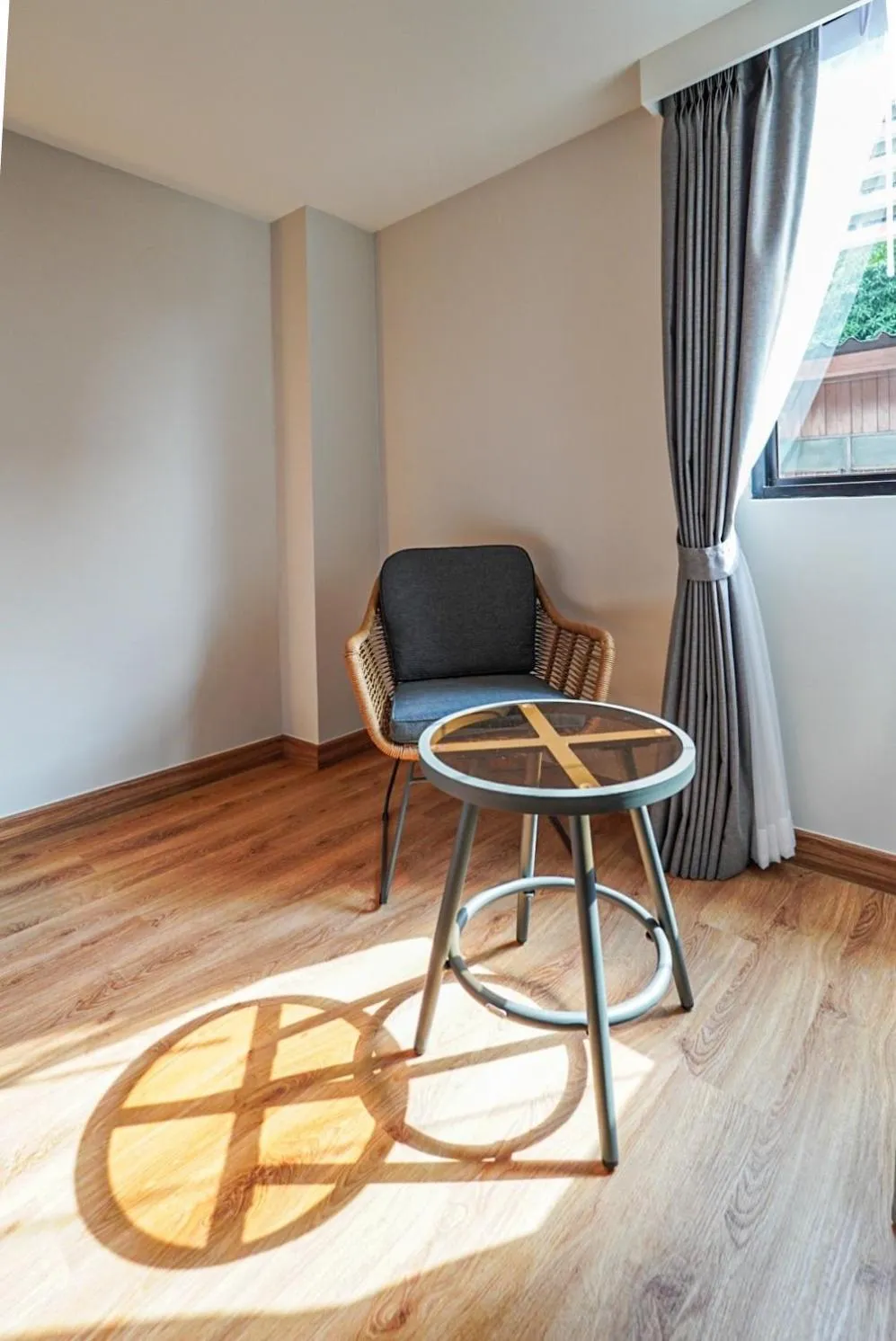 Seating area in March Hotel & Suite Riverside