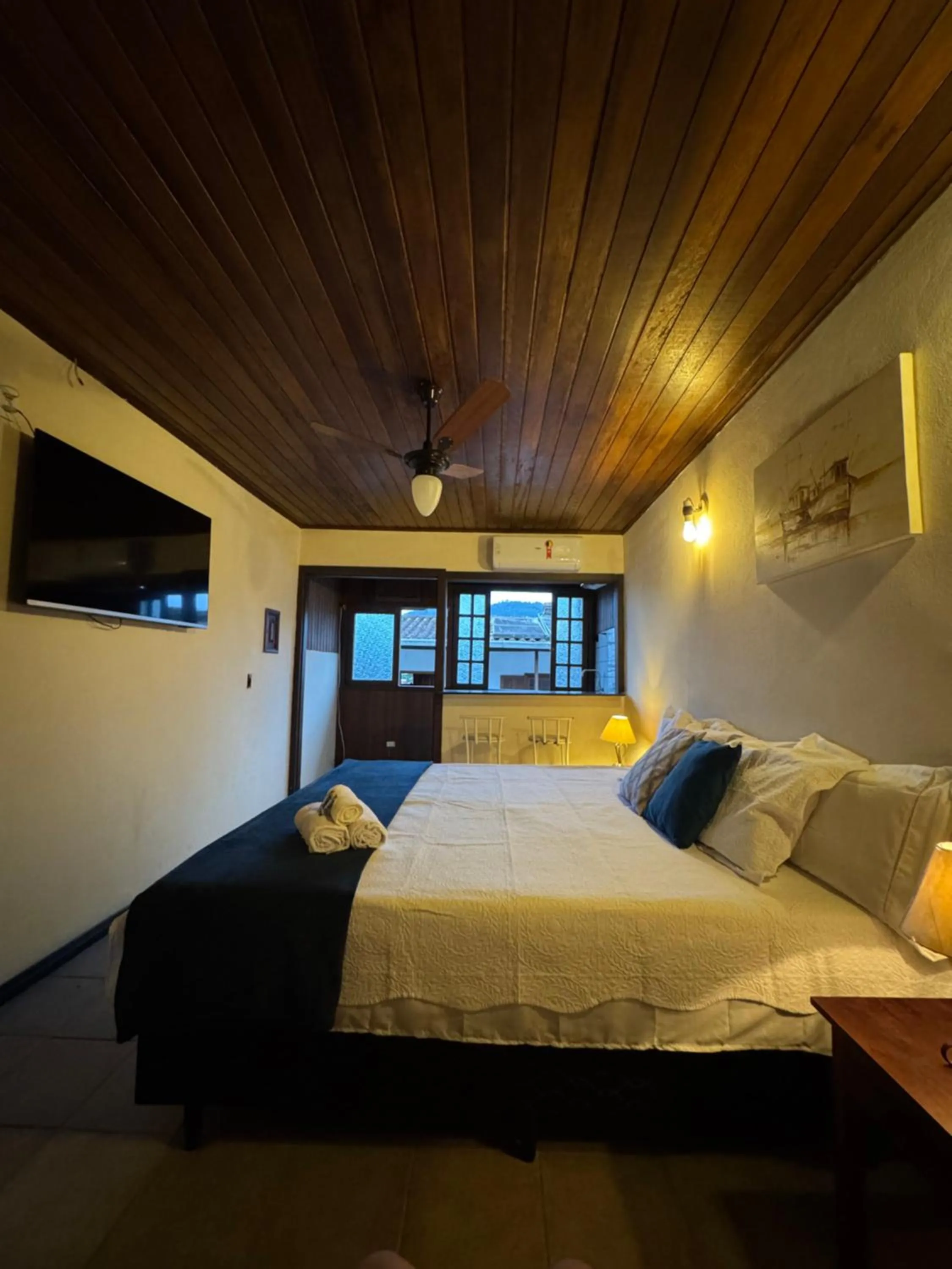 Communal lounge/ TV room, Bed in POUSO DE ICARO - POUSADA NO CENTRO de PARATY