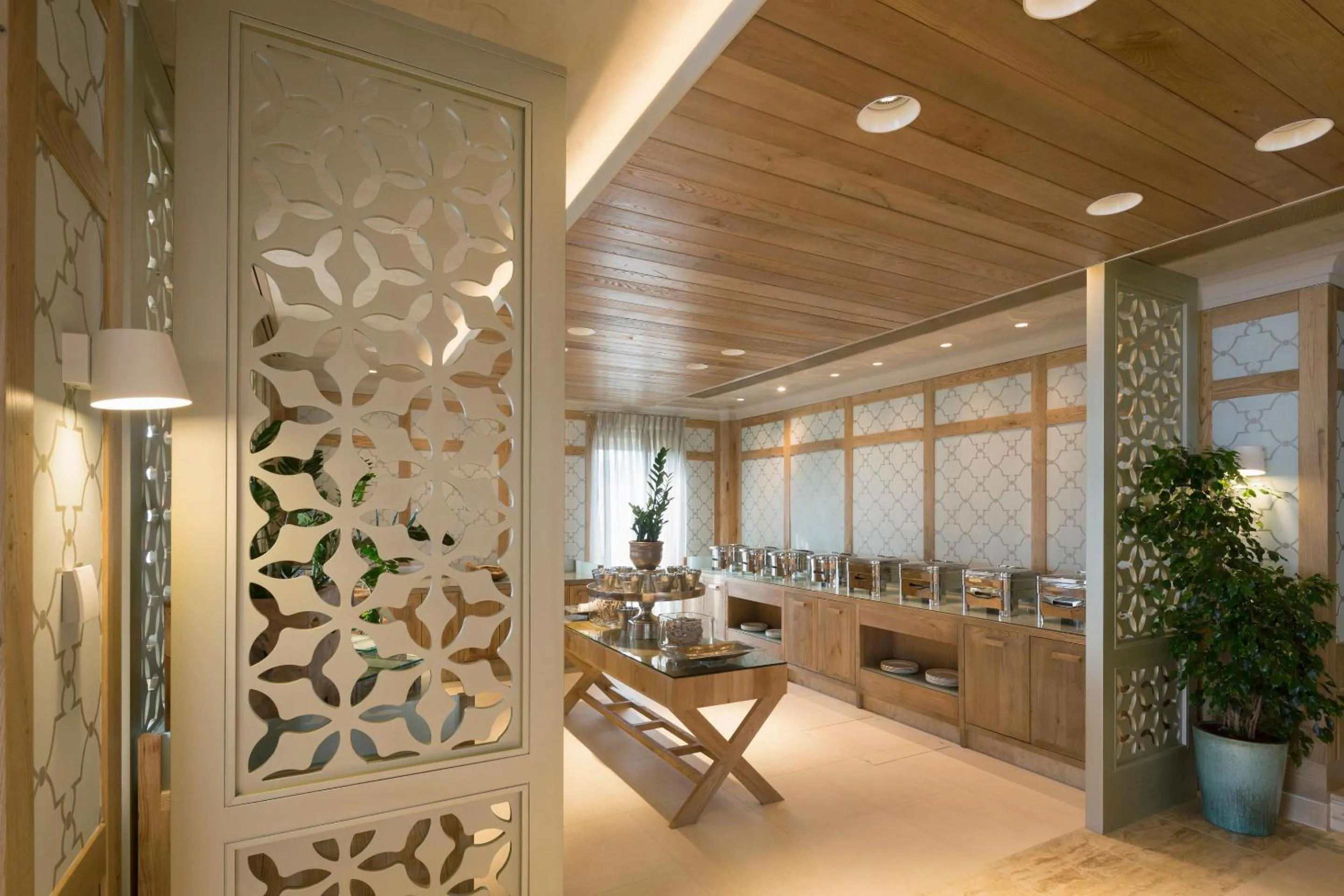 Restaurant/places to eat in Ikos Oceania