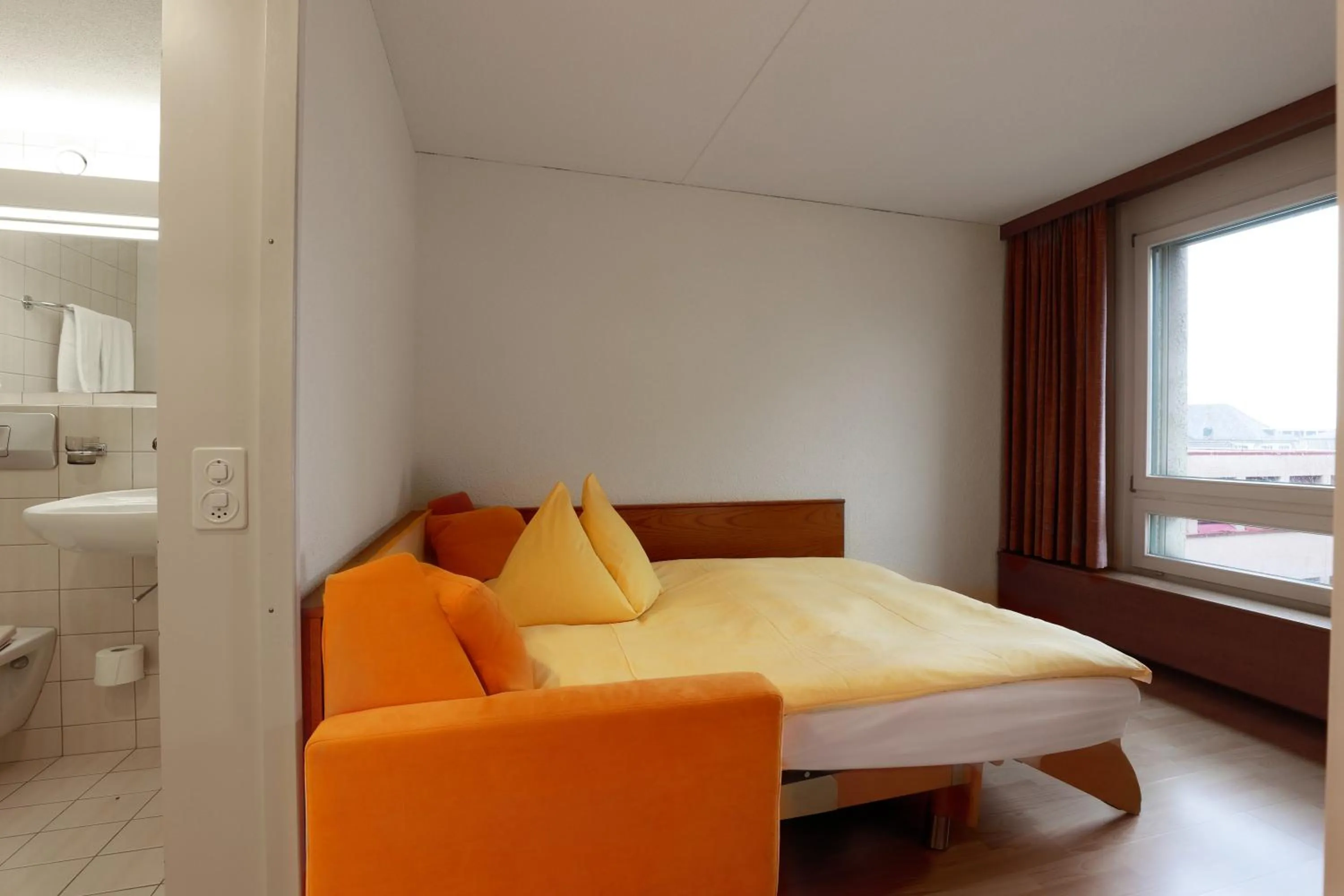 Living room, Bed in Hotel Thurgauerhof Self-Check-in