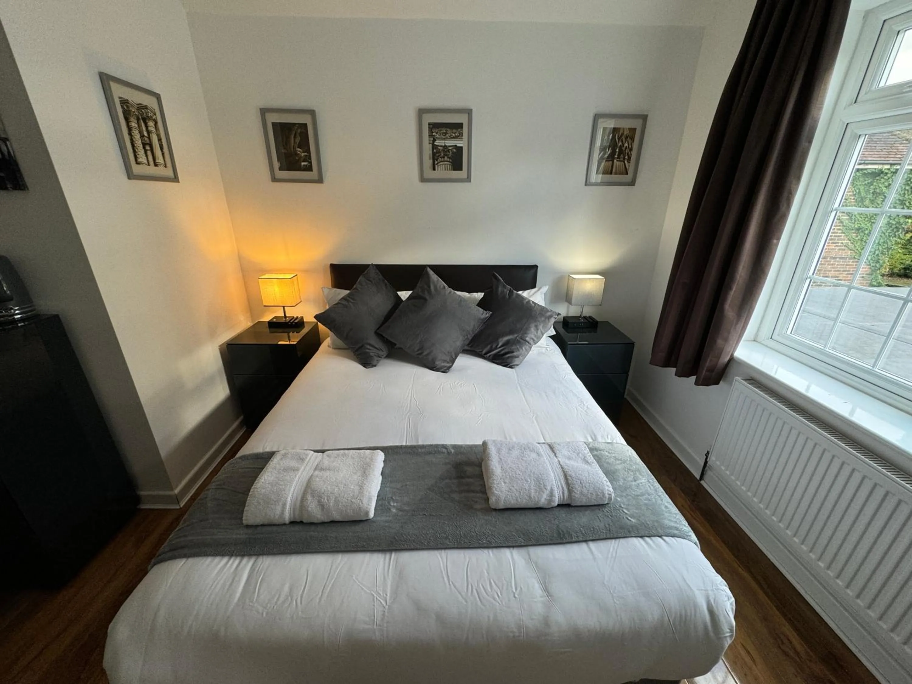 Bed in Oakhurst Gatwick Traditional English B&B & bookable Holiday parking deals GATWICK transport