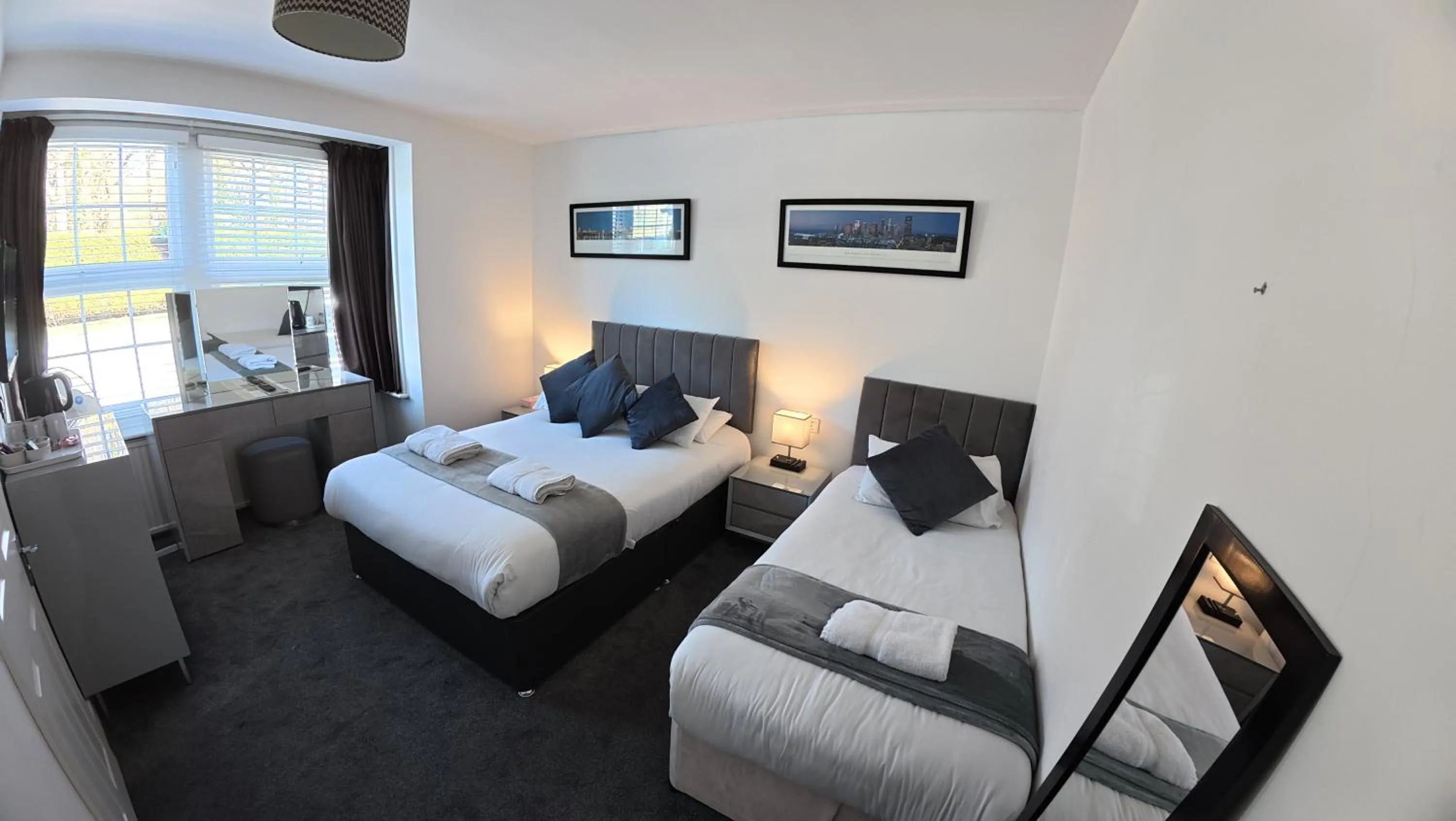 Bed in Oakhurst Gatwick Traditional English B&B & bookable Holiday parking deals GATWICK transport