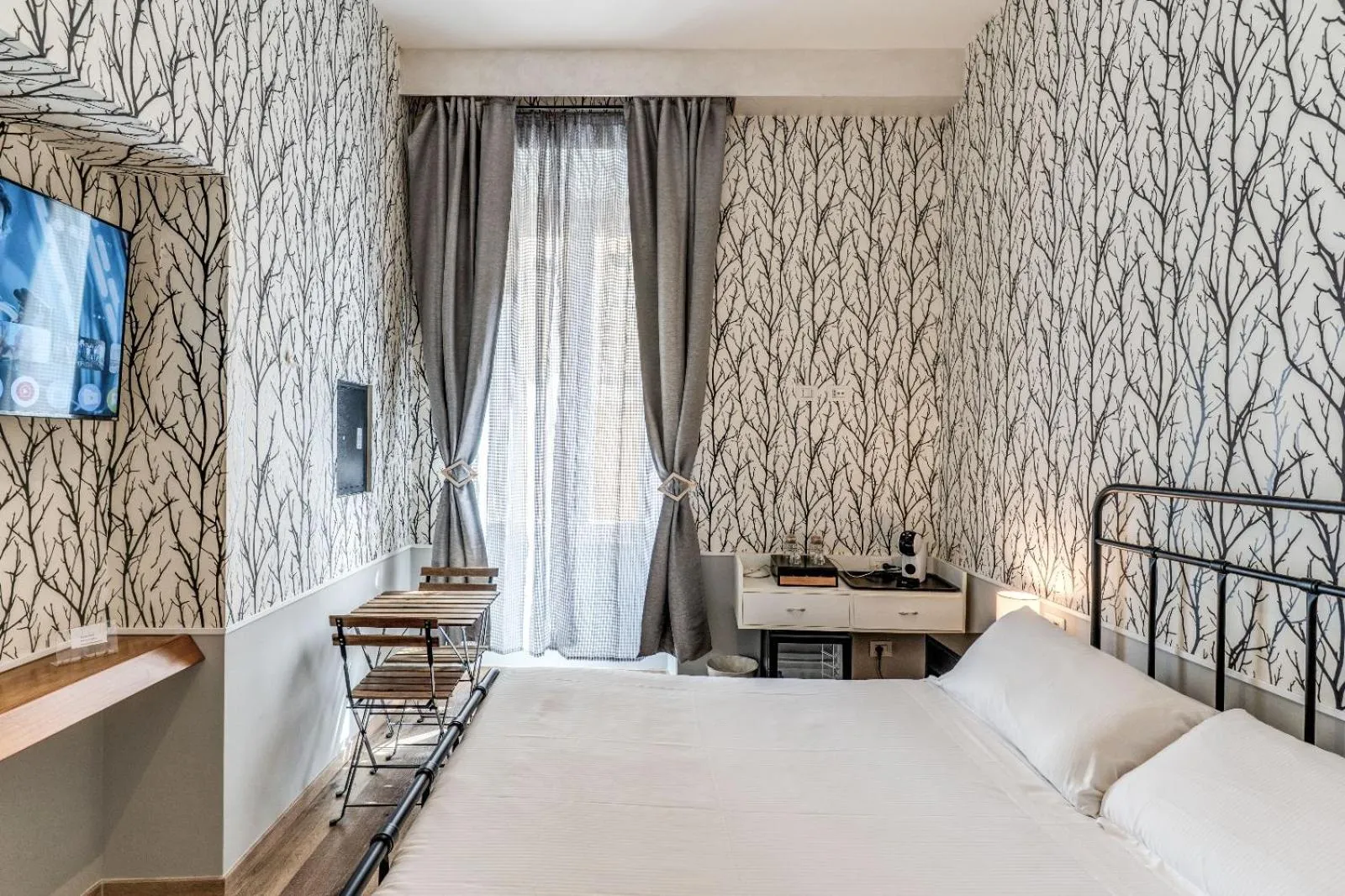 Bedroom, Bed in Magenta Campo dei Fiori