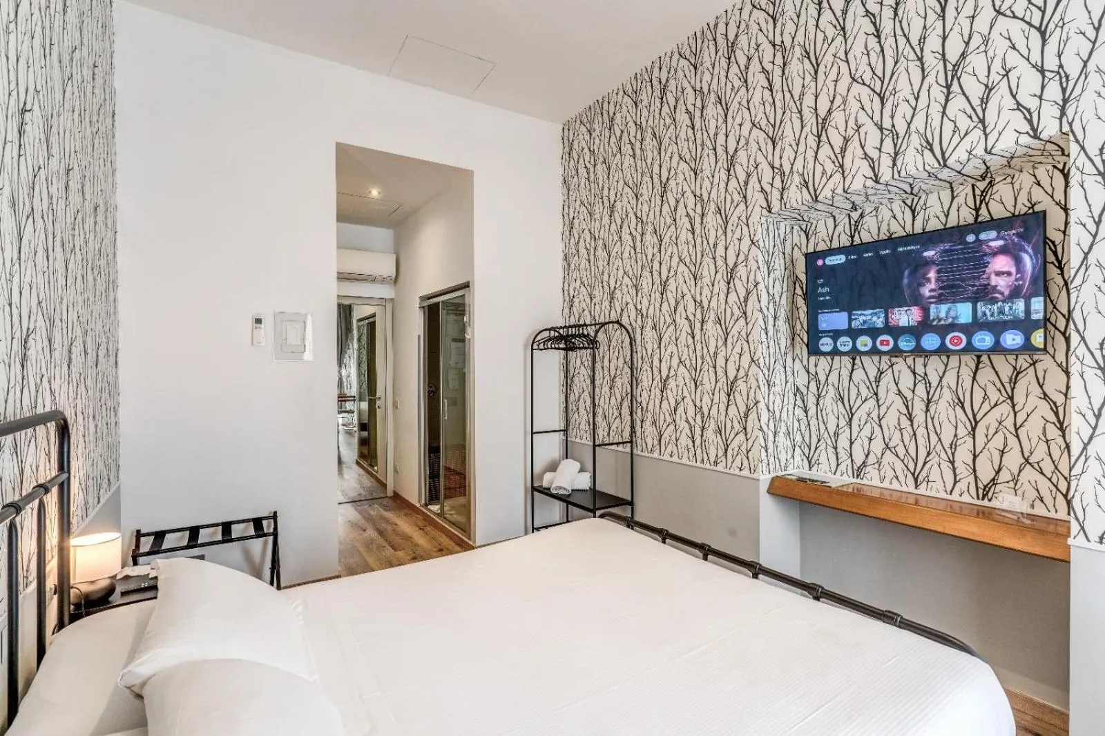 Photo of the whole room, Bed in Magenta Campo dei Fiori