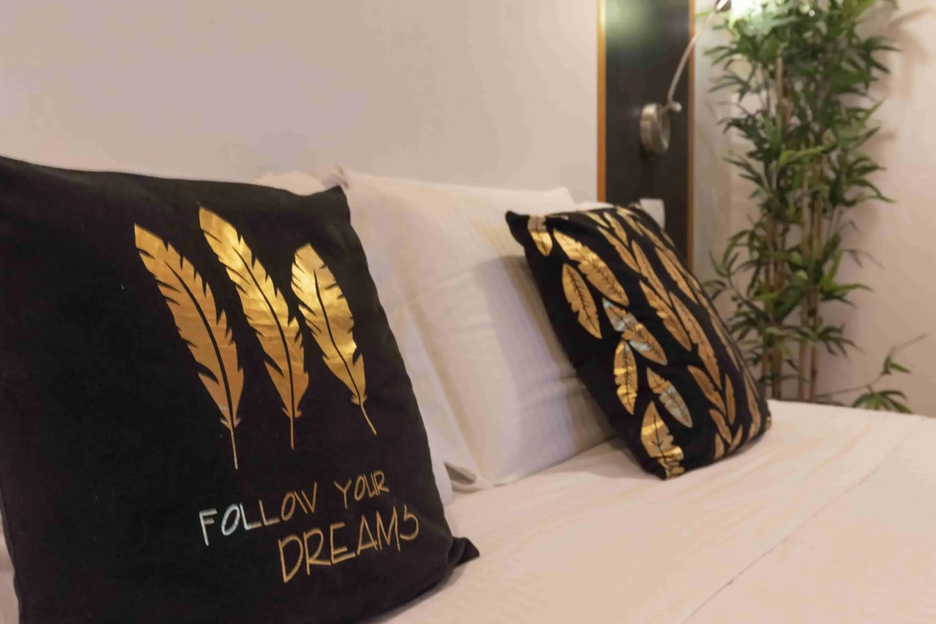 Large Superior Double Room with Jacuzzi in iRooms Campo dei Fiori Large Superior Double Room with Jacuzzi in iRooms Campo dei Fiori